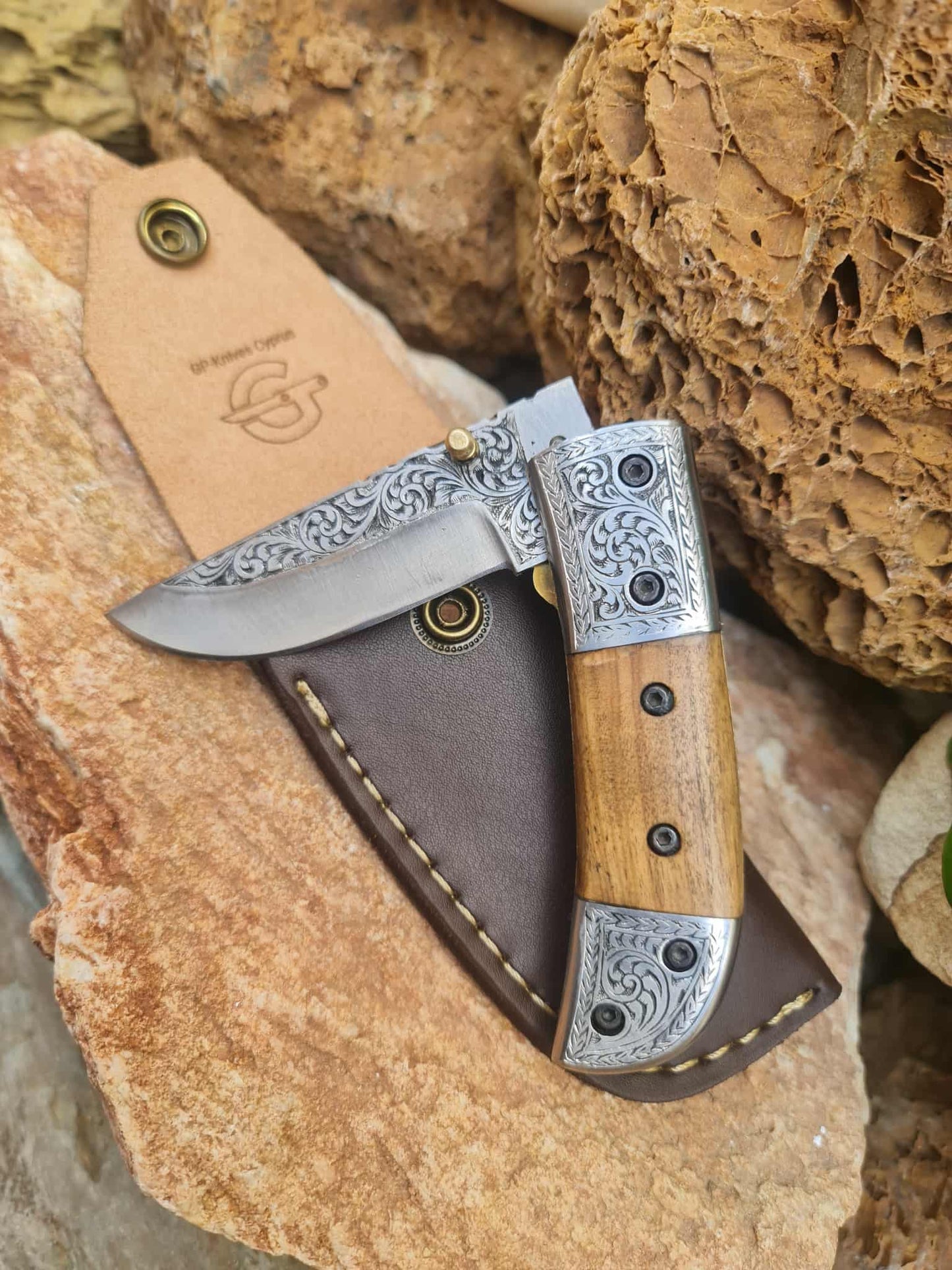 Handmade Limited Edition with Serial Number 18cm Knife with 420 Stainless Steel with Master Hand-Engraved & Olivewood