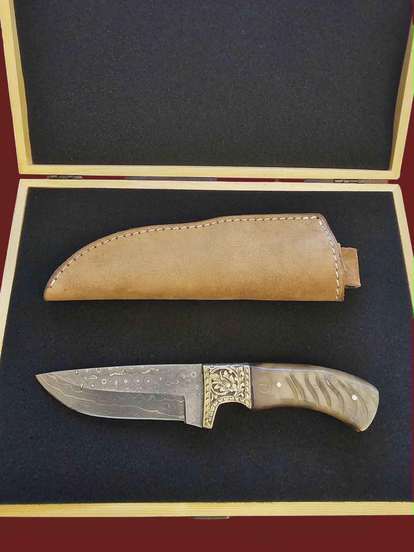 R025 - Hunting Knife - Damascus Steel & Horn