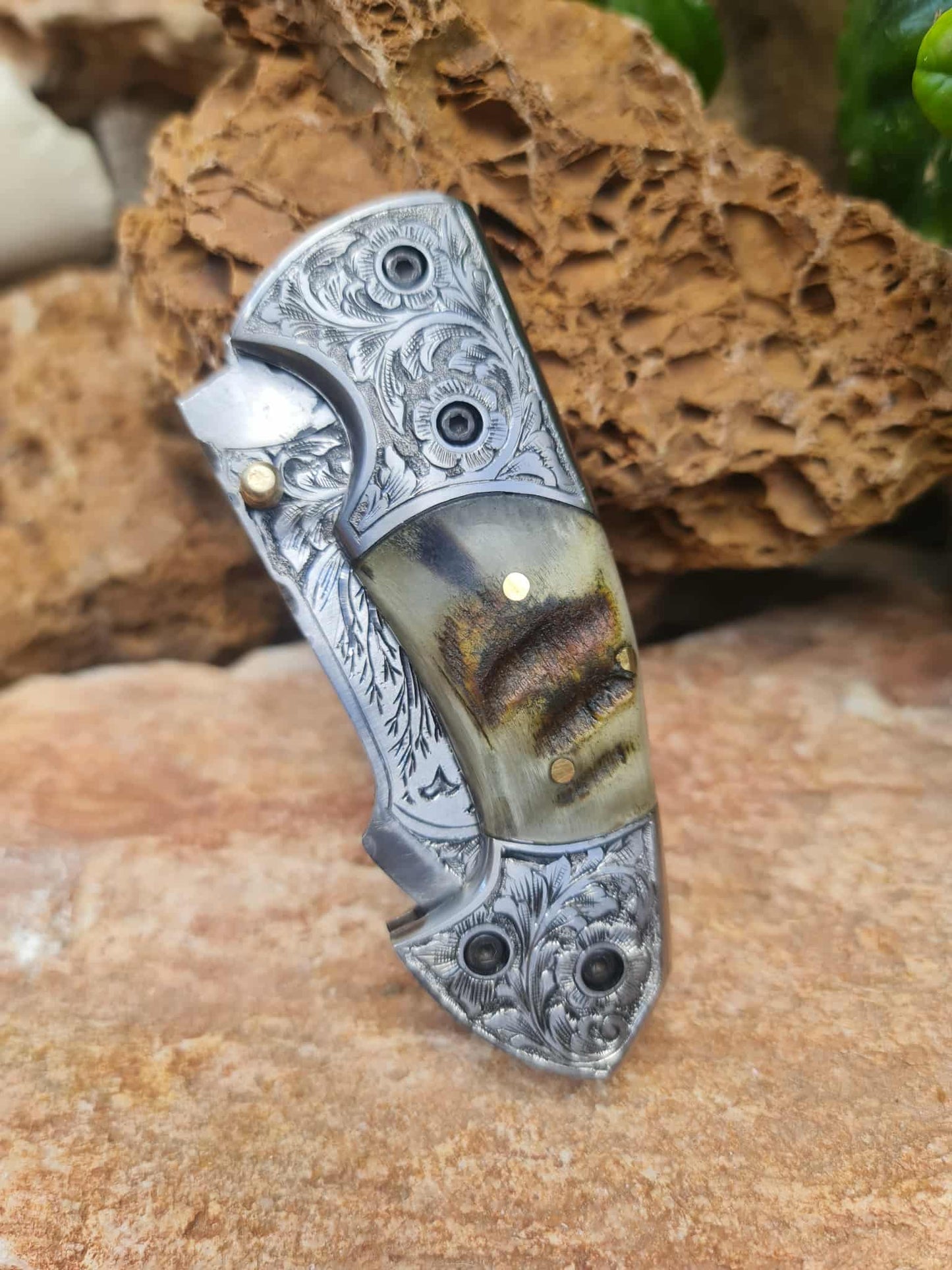 Handmade Limited Edition with Serial Number 18cm Knife with 420 Stainless Steel with Master Hand-Engraved Artistic Micro-Design & Asian Mouflon Horn