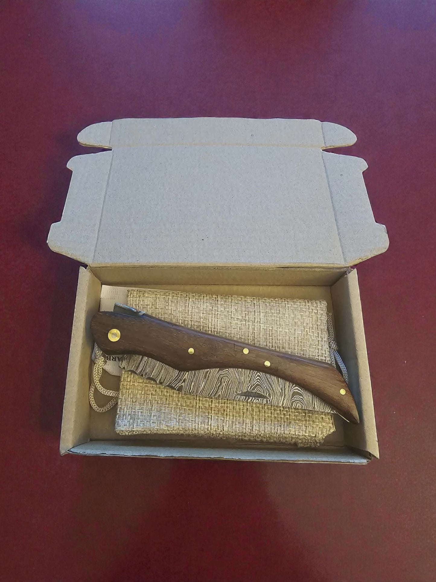 F010 - Χειροποίητο Laguiole Folding από Δαμασκηνό Ατσάλι & ξύλο καρυδιάς