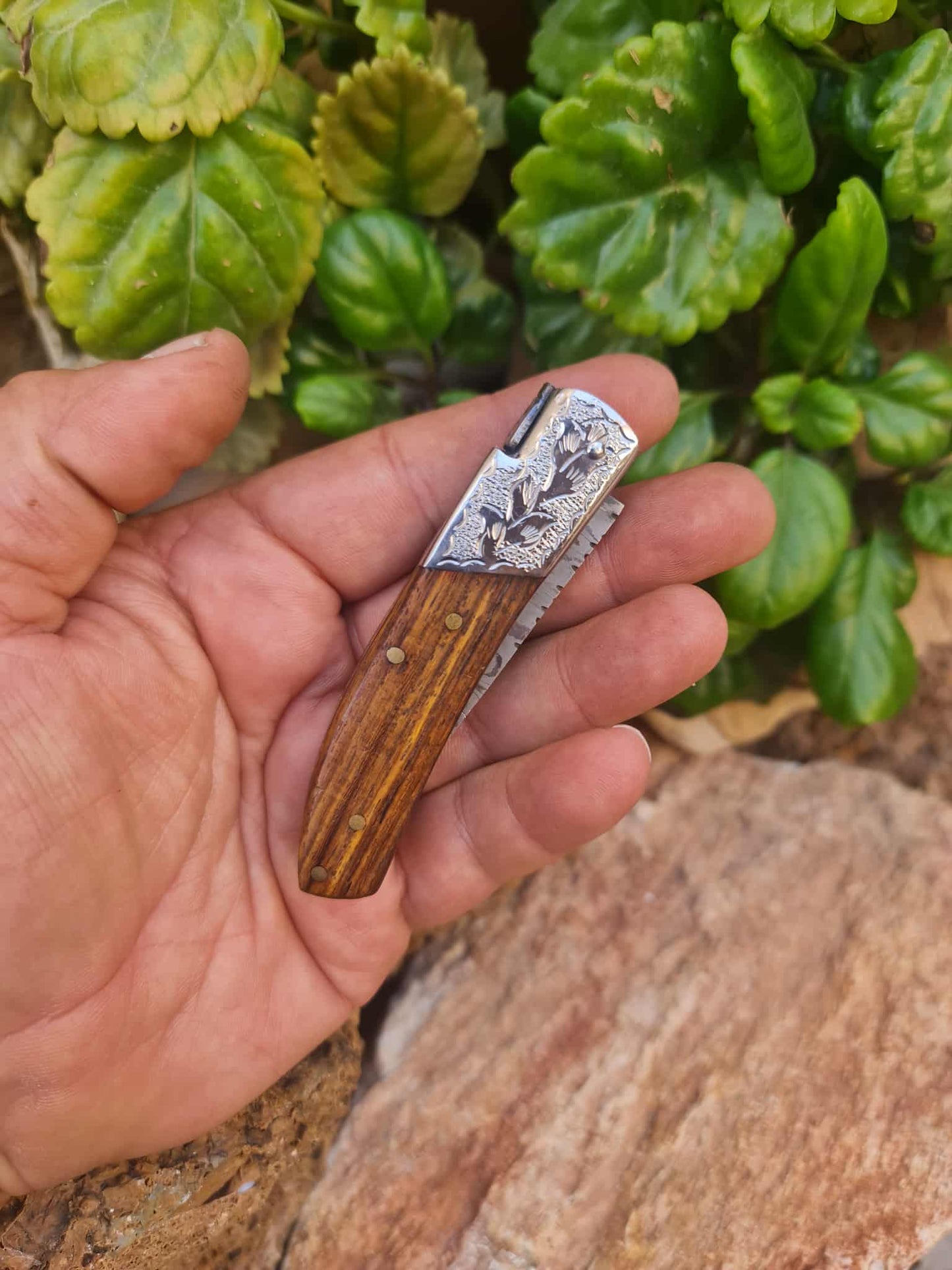 Handmade 16cm Laguiole de Poche with Stainless Damascus® - Walnut wood & Hand Engraved AEB-L Steel