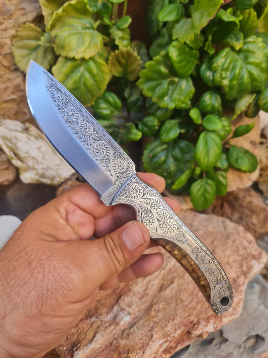 Handmade 23cm Exclusive Hunting Knife with Stainless Steel with Master Hand-Engraved & Exotic Hardwood