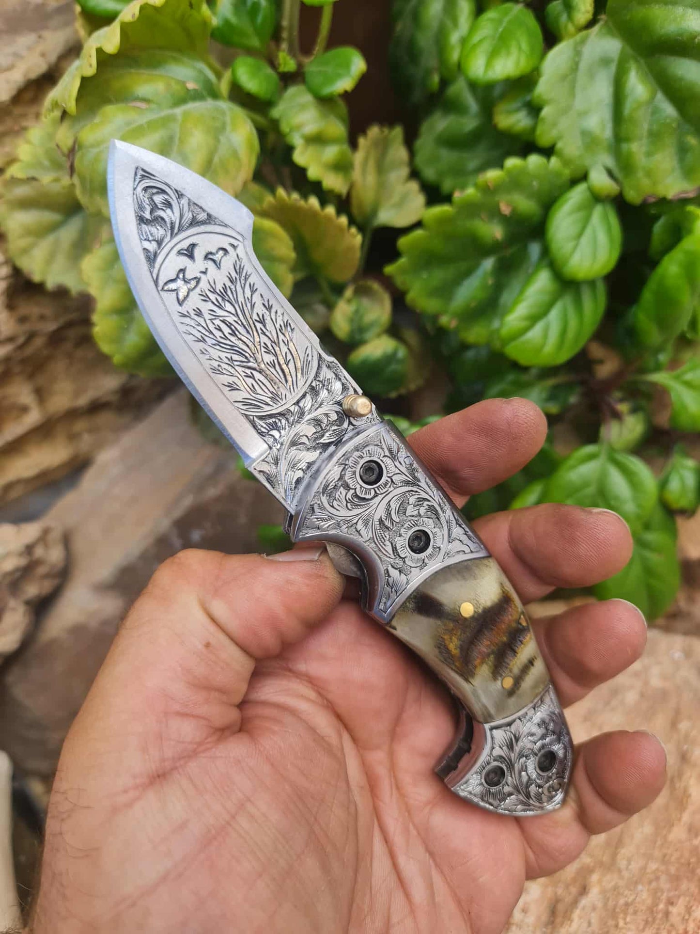 Handmade Limited Edition with Serial Number 18cm Knife with 420 Stainless Steel with Master Hand-Engraved Artistic Micro-Design & Asian Mouflon Horn