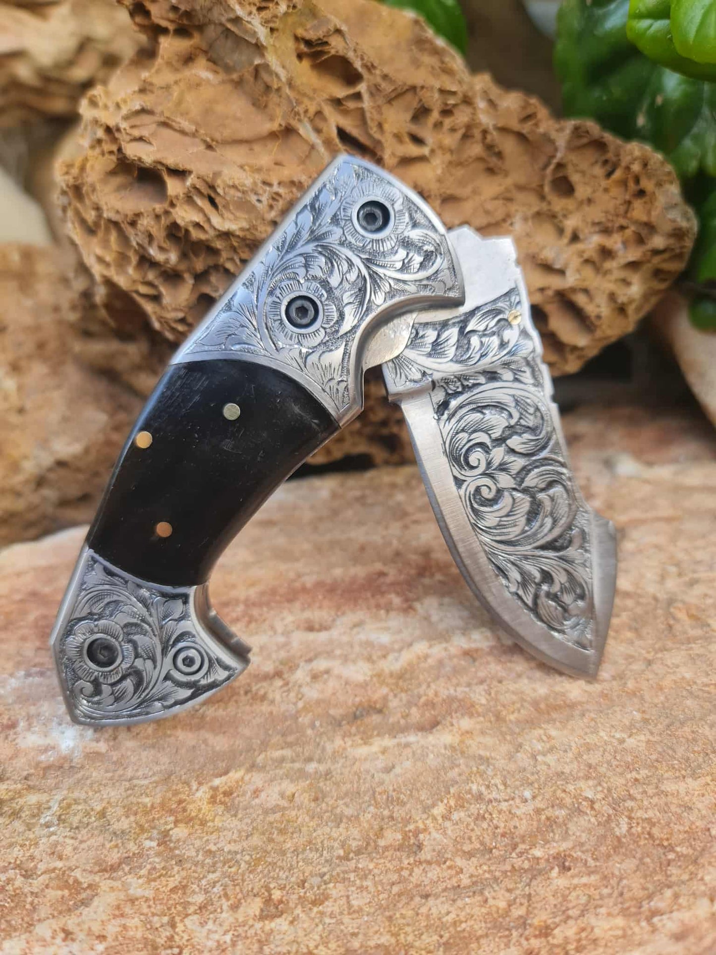 Handmade Limited Edition with Serial Number 18cm Knife with 420 Stainless Steel with Master Hand-Engraved & Buffalo Horn