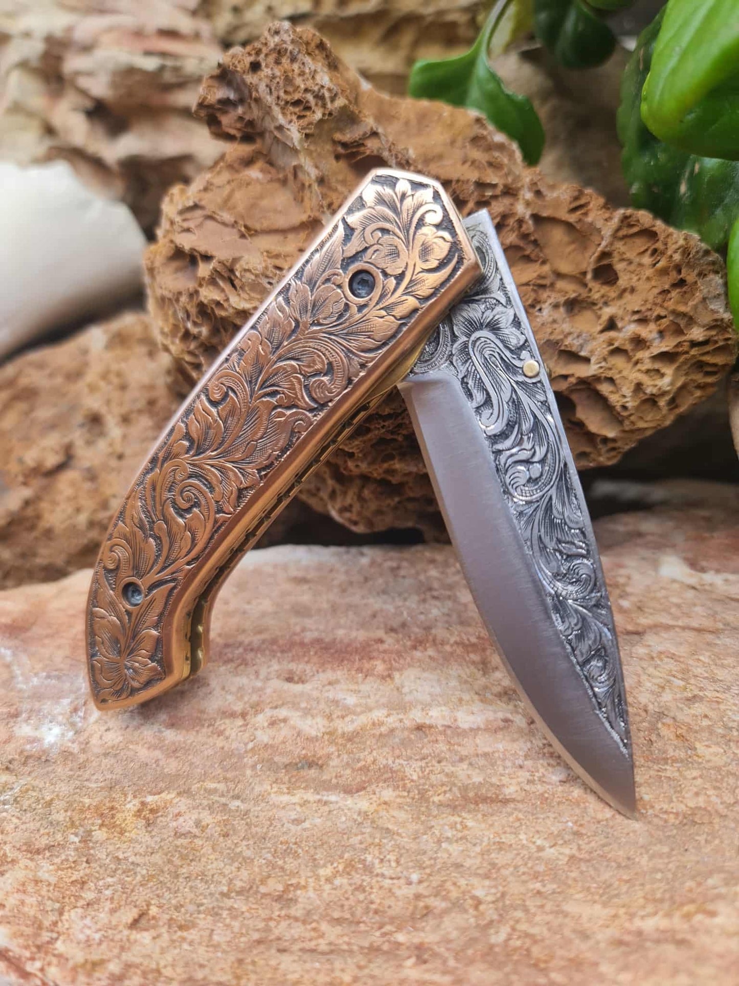 Handmade Limited Edition with Serial Number 21cm Knife with 420 Stainless Steel with Master Hand-Engraved & Cooper with Master Hand-Engraved