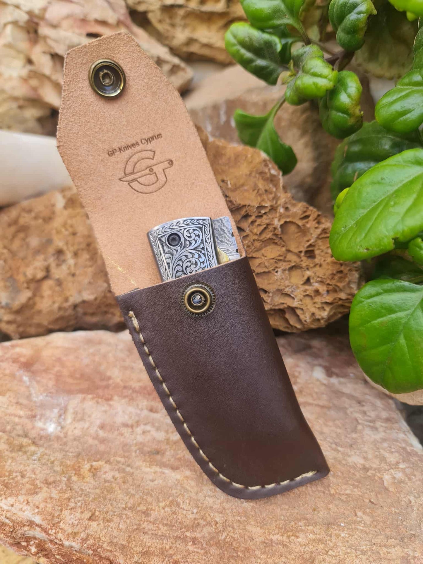 Handmade Limited Edition with Serial Number 18cm Knife with 420 Stainless Steel with Master Hand-Engraved - Buffalo Horn & Damascus Steel