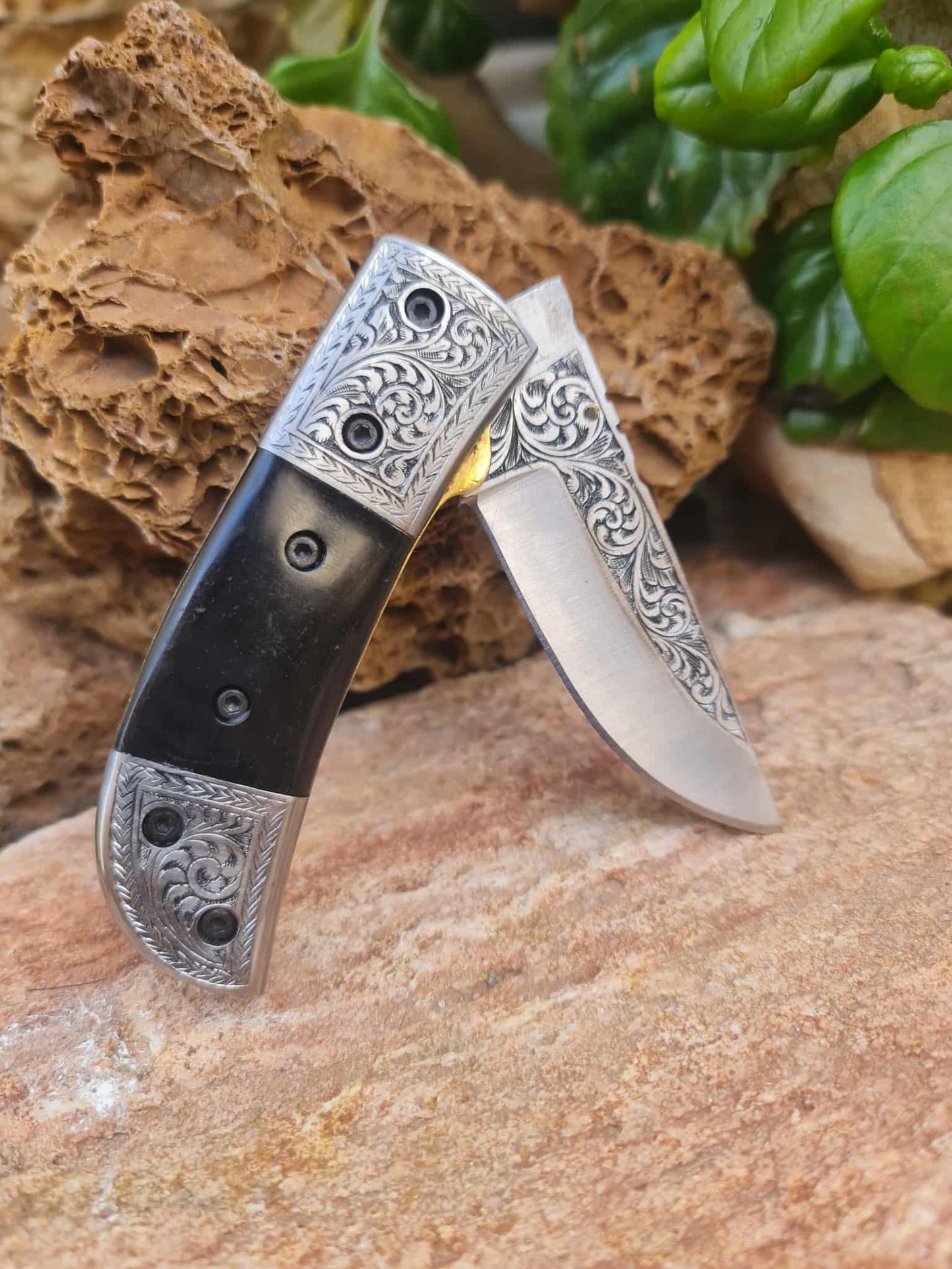Handmade Limited Edition with Serial Number 18cm Knife with 420 Stainless Steel with Master Hand-Engraved & Buffalo Horn