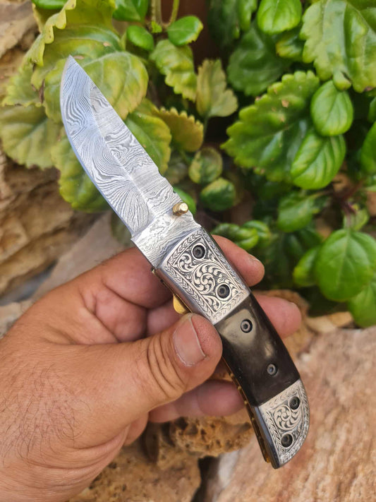 Handmade Limited Edition with Serial Number 18cm Knife with 420 Stainless Steel with Master Hand-Engraved - Buffalo Horn & Damascus Steel