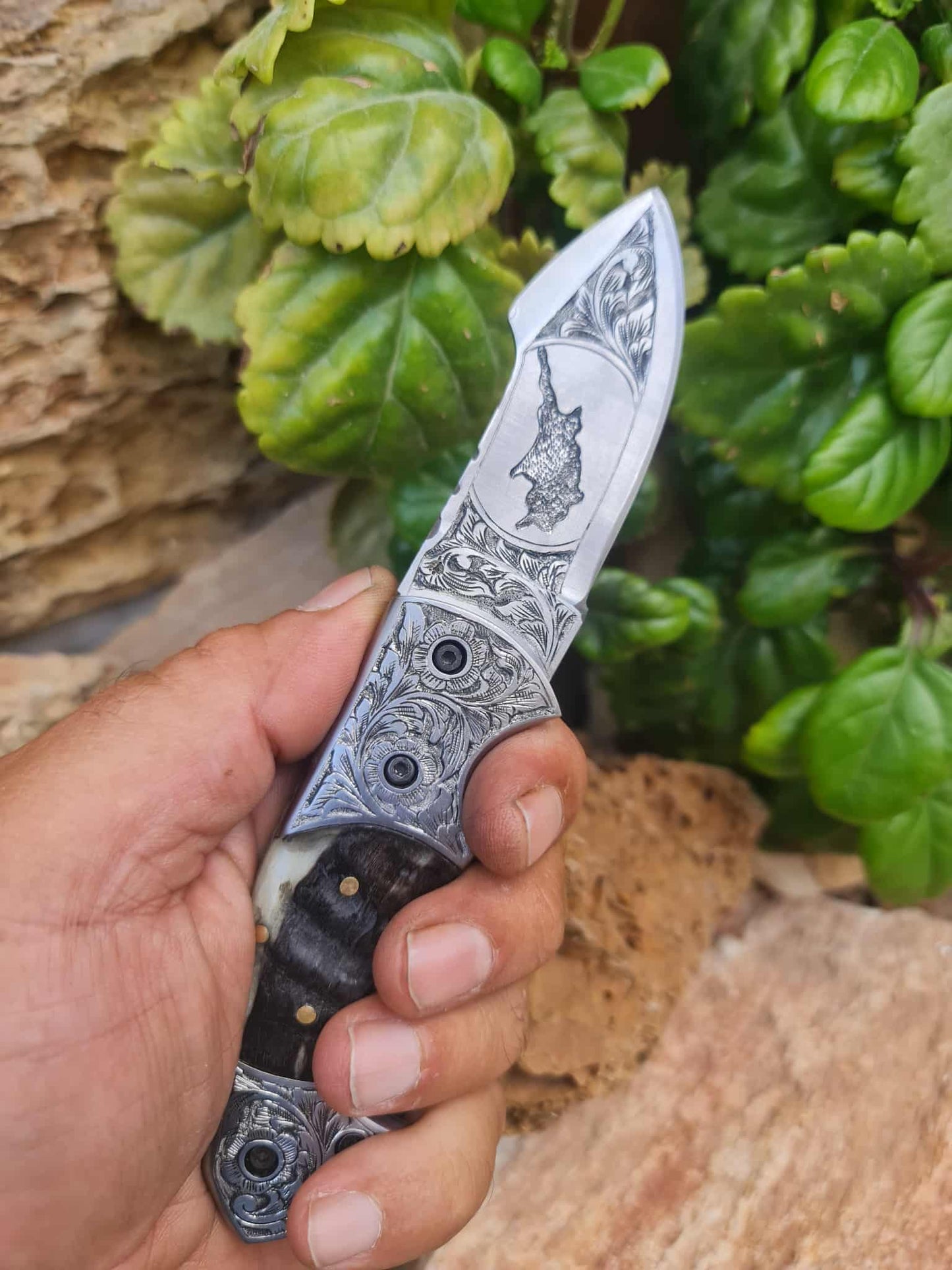 Handmade Limited Edition with Serial Number 18cm Knife with 420 Stainless Steel with Master Hand-Engraved Artistic Micro-Design & Asian Mouflon Horn