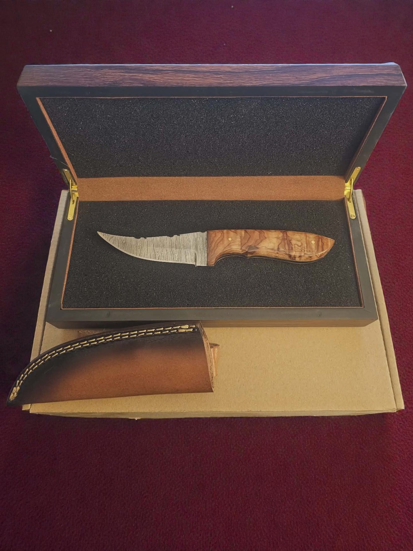 R008 - Χειροποίητο Custom Hunting-Skinner από Δαμασκηνό ατσάλι & Ξύλο ελιάς