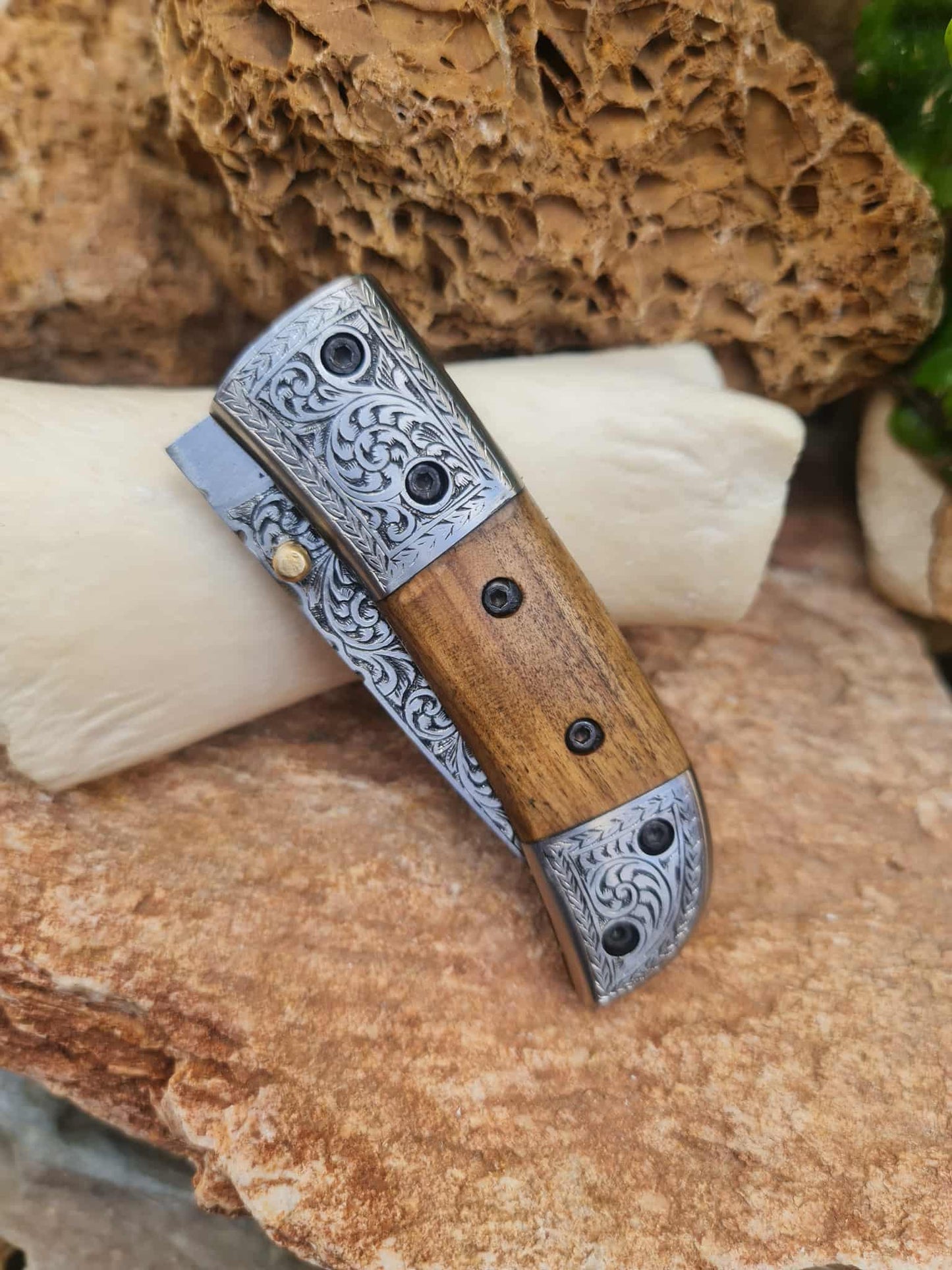 Handmade Limited Edition with Serial Number 18cm Knife with 420 Stainless Steel with Master Hand-Engraved & Olivewood