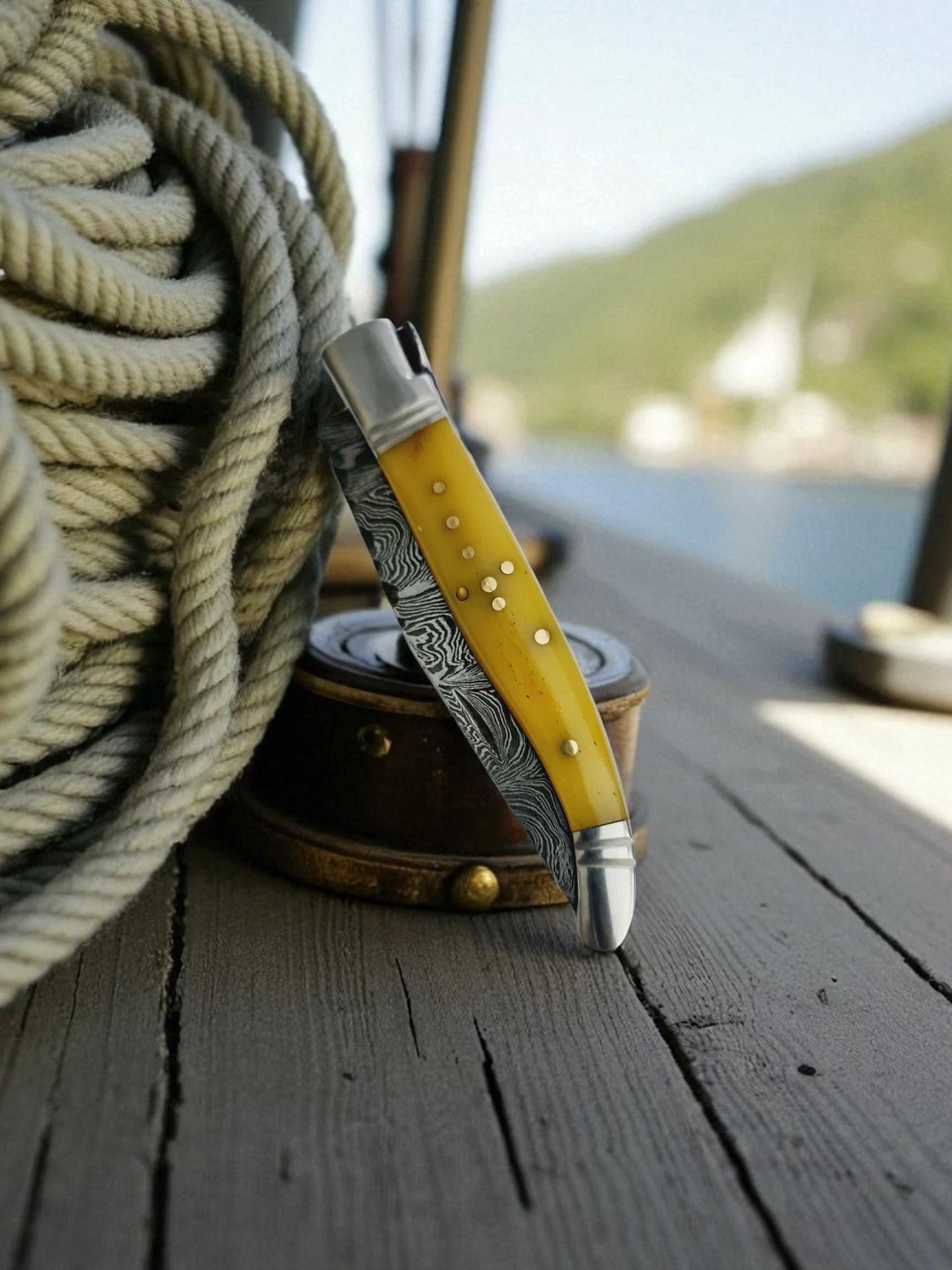 A147 Handmade Laguiole Rustique - Damascus Steel & Resin-Infused Camel Bone