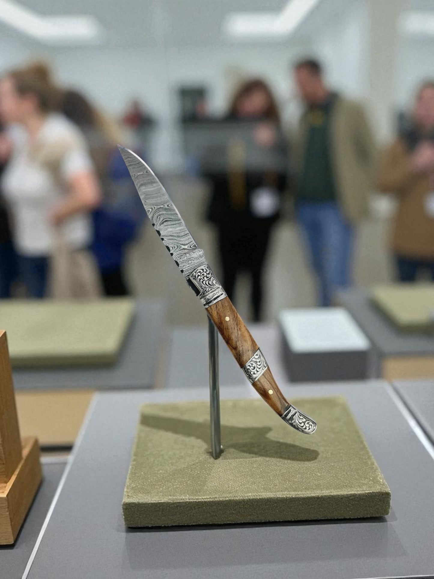 A148 Handmade Laguiole Art Edition - Damascus Steel & Olive Wood