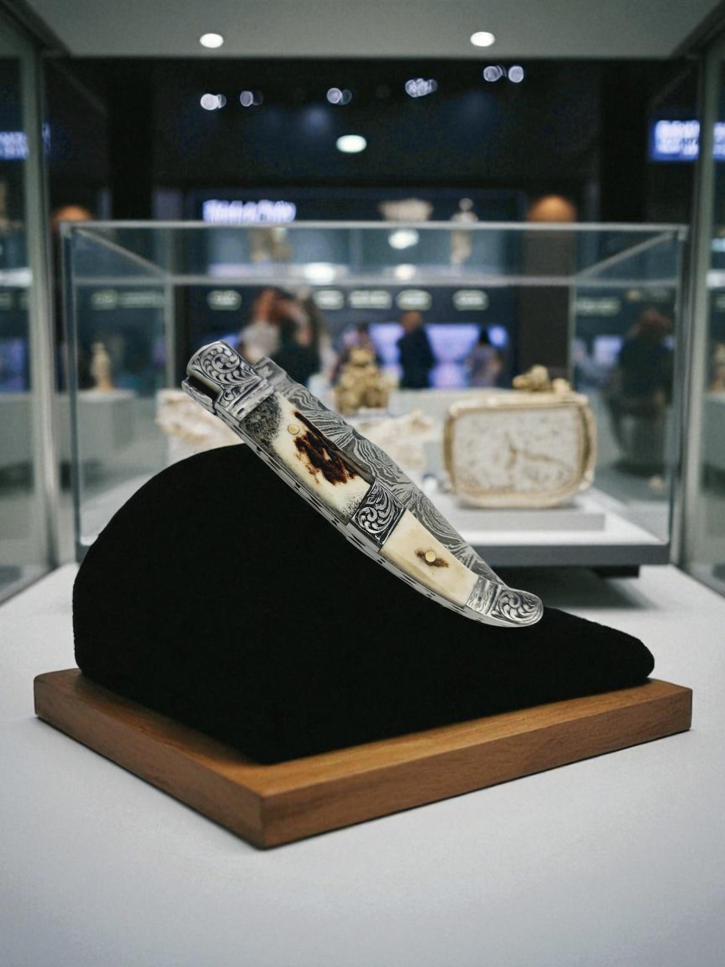 A150 Handmade Laguiole Art Edition - Damascus Steel & Red Deer Antler