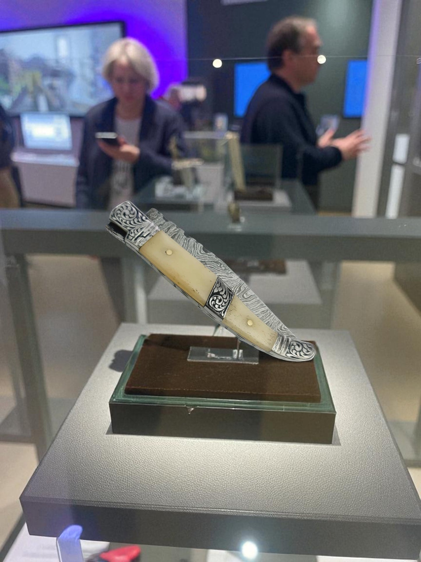 A152 Handmade Laguiole Art Edition - Damascus Steel & Camel Bone