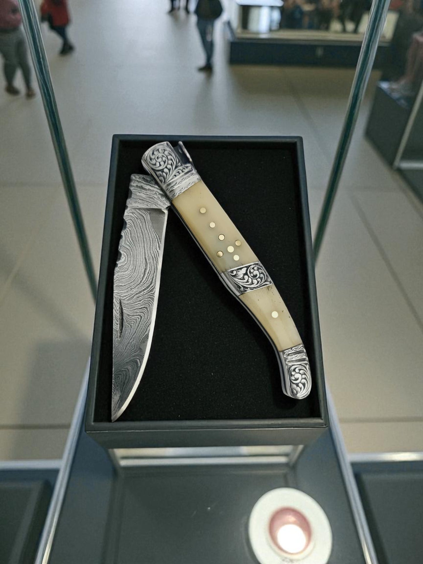 A152 Handmade Laguiole Art Edition - Damascus Steel & Camel Bone