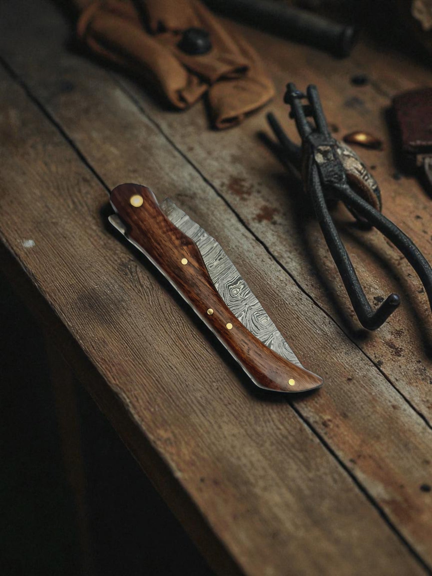 A167 Handmade Laguiole Folding Knife - Damascus Steel & Walnut Wood