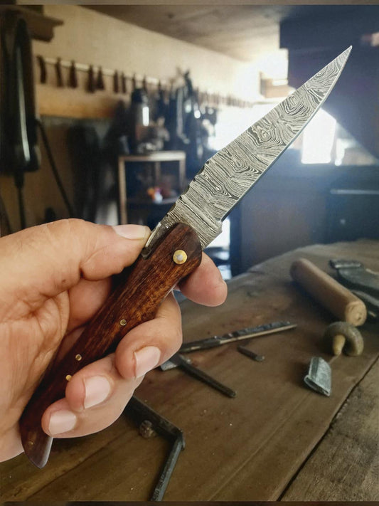 A167 Handmade Laguiole Folding Knife - Damascus Steel & Walnut Wood