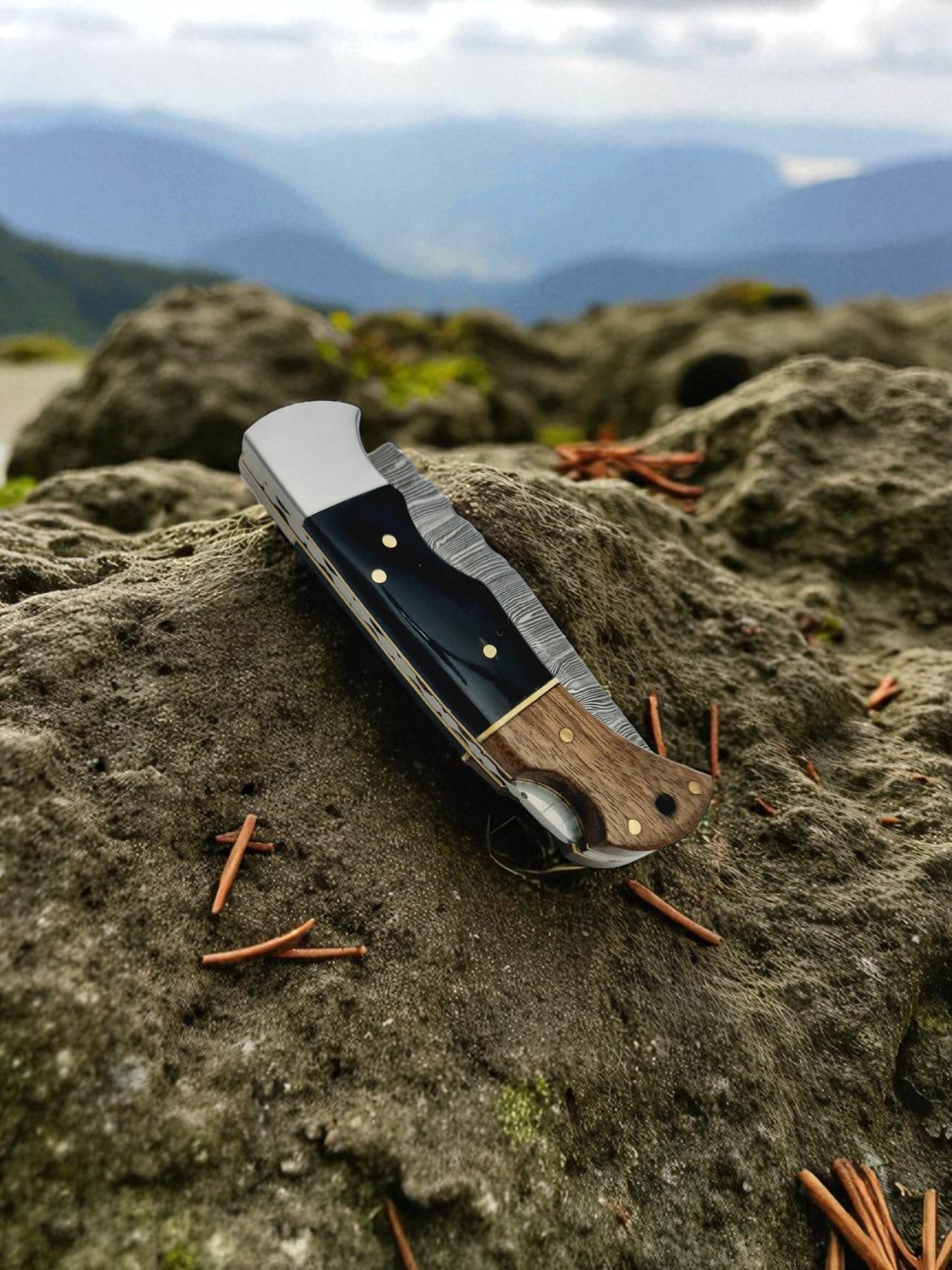 B137 Handmade Pocket Knife – Damascus Steel - Walnut Wood & Buffalo Horn