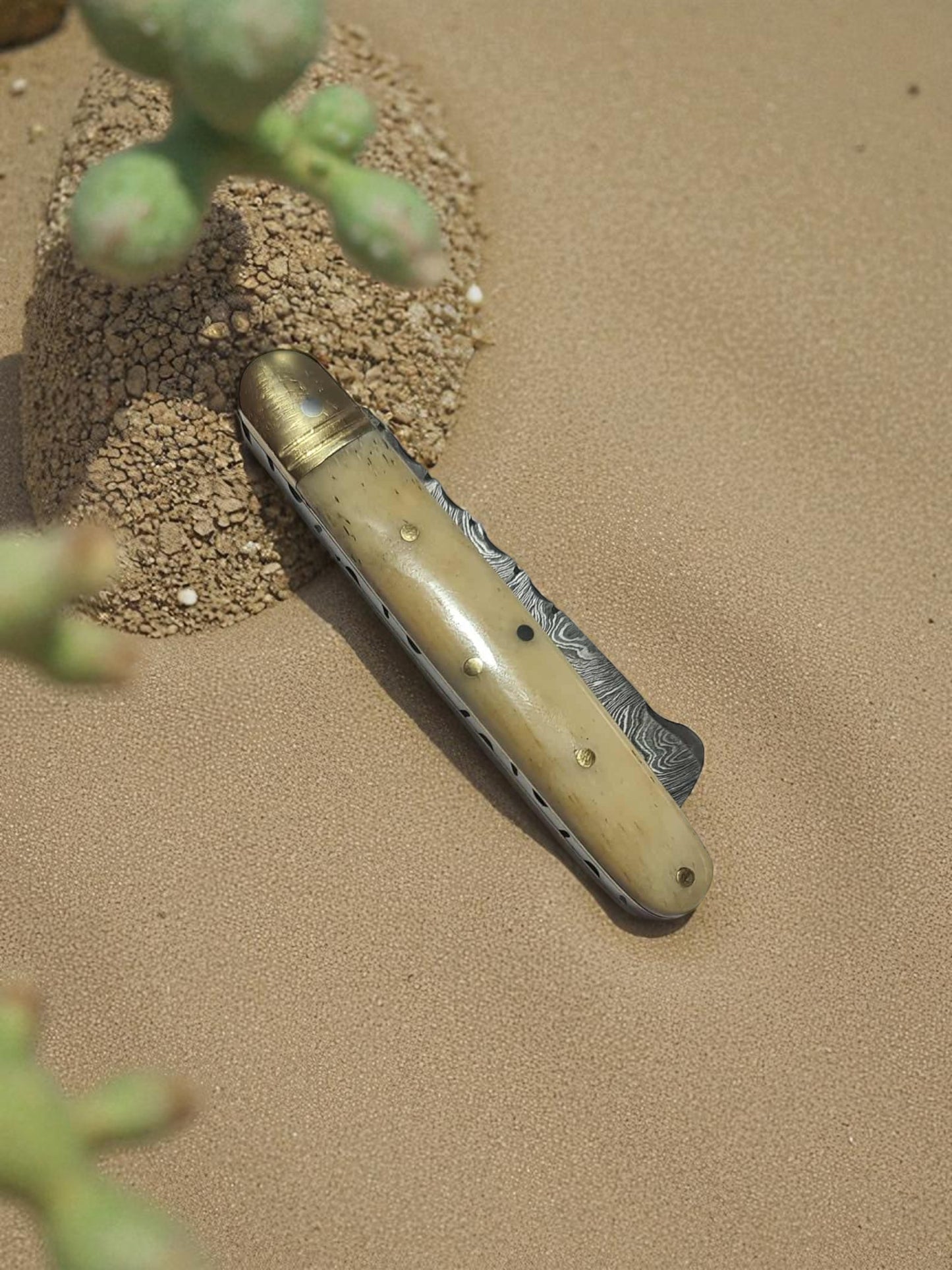 B157 Handmade Sheepsfoot - Damascus Steel & Camel Bone