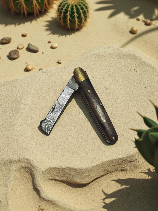 B159 Handmade Sheepsfoot - Damascus Steel & Walnut Wood