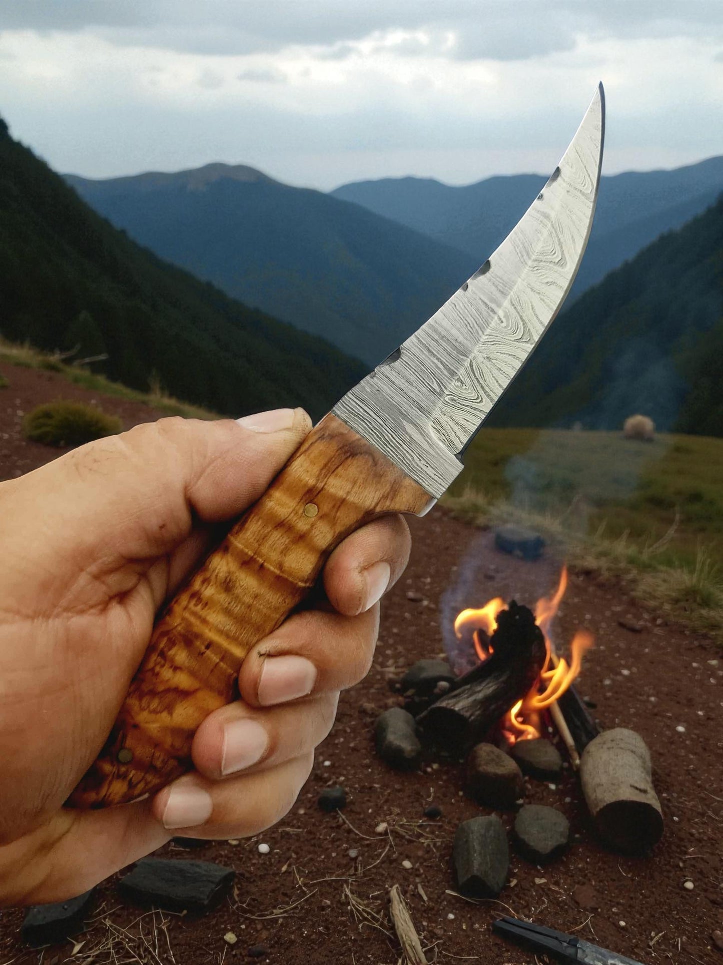 H144 Handmade Hunting Knife - Damascus Steel & Olive wood