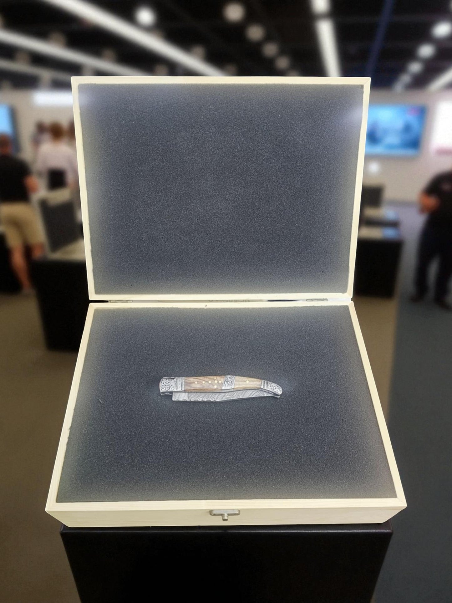 Ζ002 Large Hand-Crafted Wooden Gift Box with EVA Foam (30×23×9 cm)