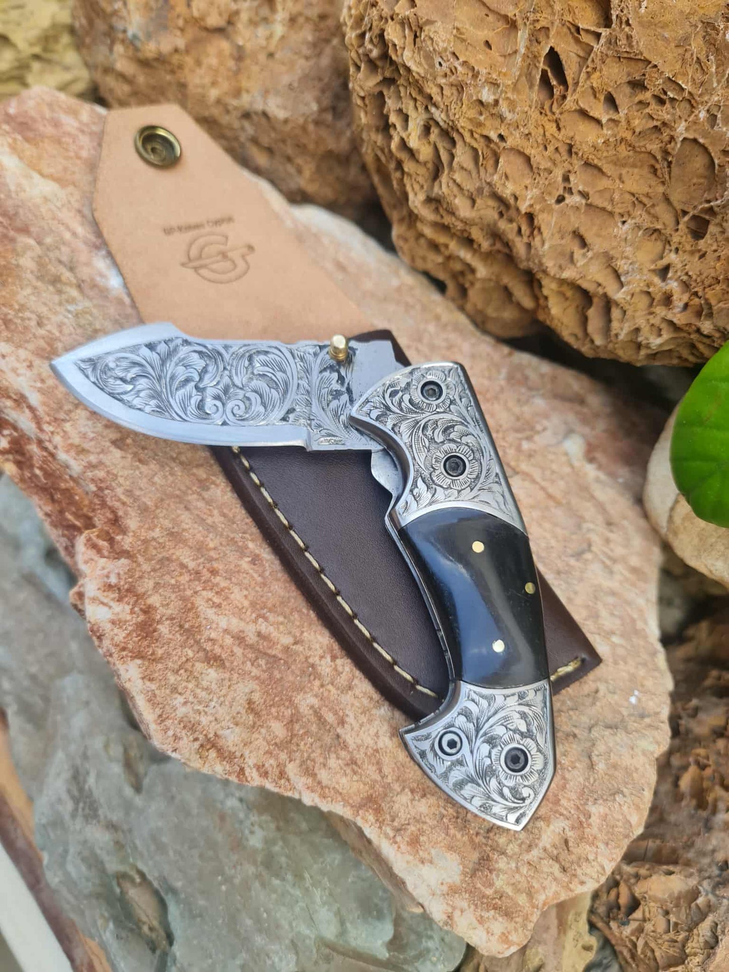 Handmade Limited Edition with Serial Number 18cm Knife with 420 Stainless Steel with Master Hand-Engraved & Buffalo Horn