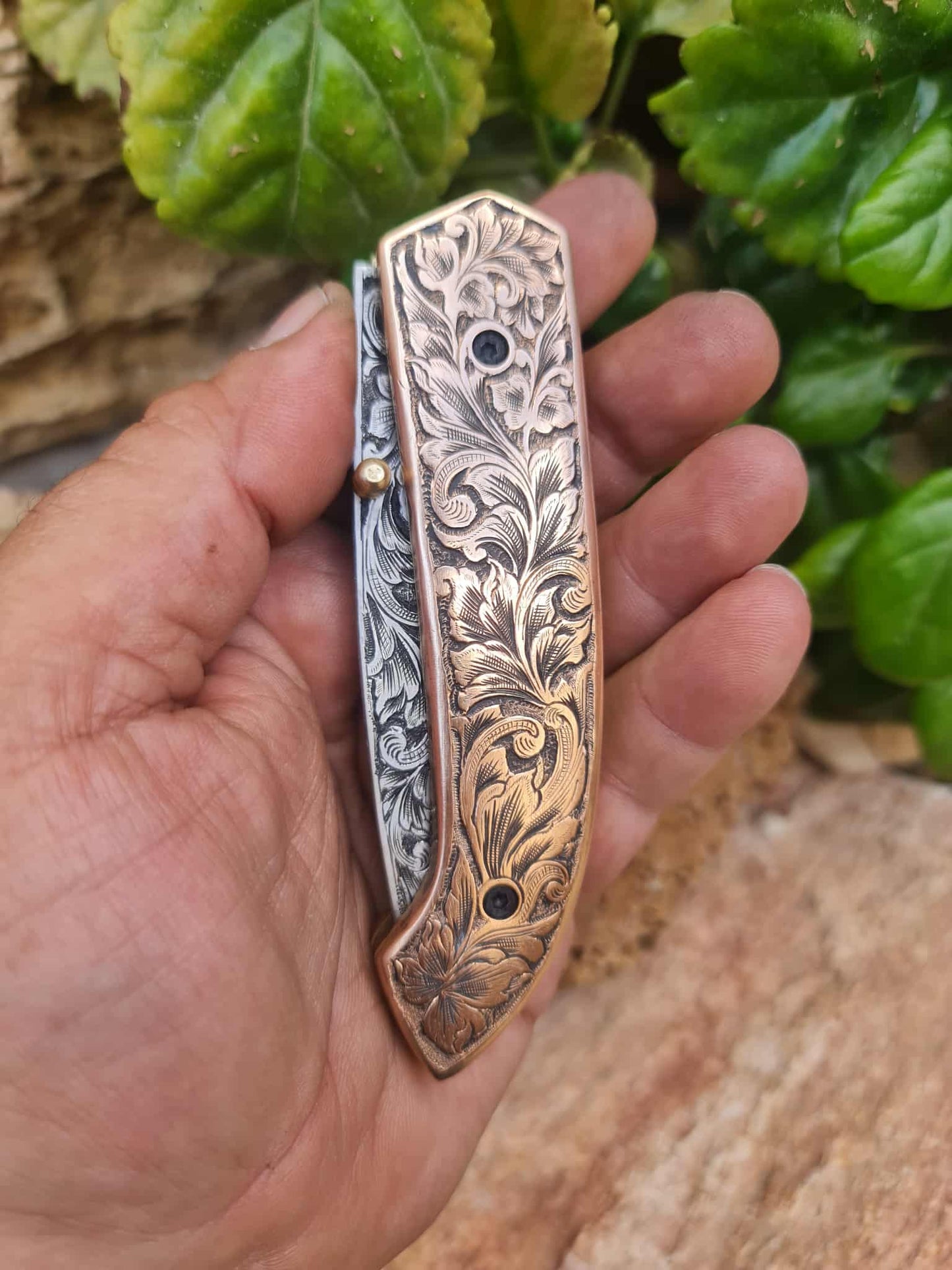 Handmade Limited Edition with Serial Number 21cm Knife with 420 Stainless Steel with Master Hand-Engraved & Cooper with Master Hand-Engraved