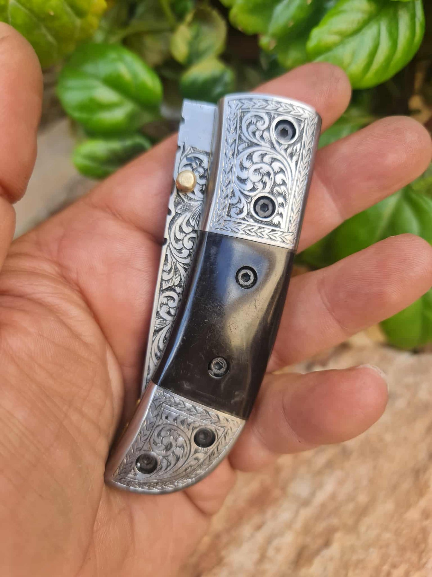 Handmade Limited Edition with Serial Number 18cm Knife with 420 Stainless Steel with Master Hand-Engraved & Buffalo Horn