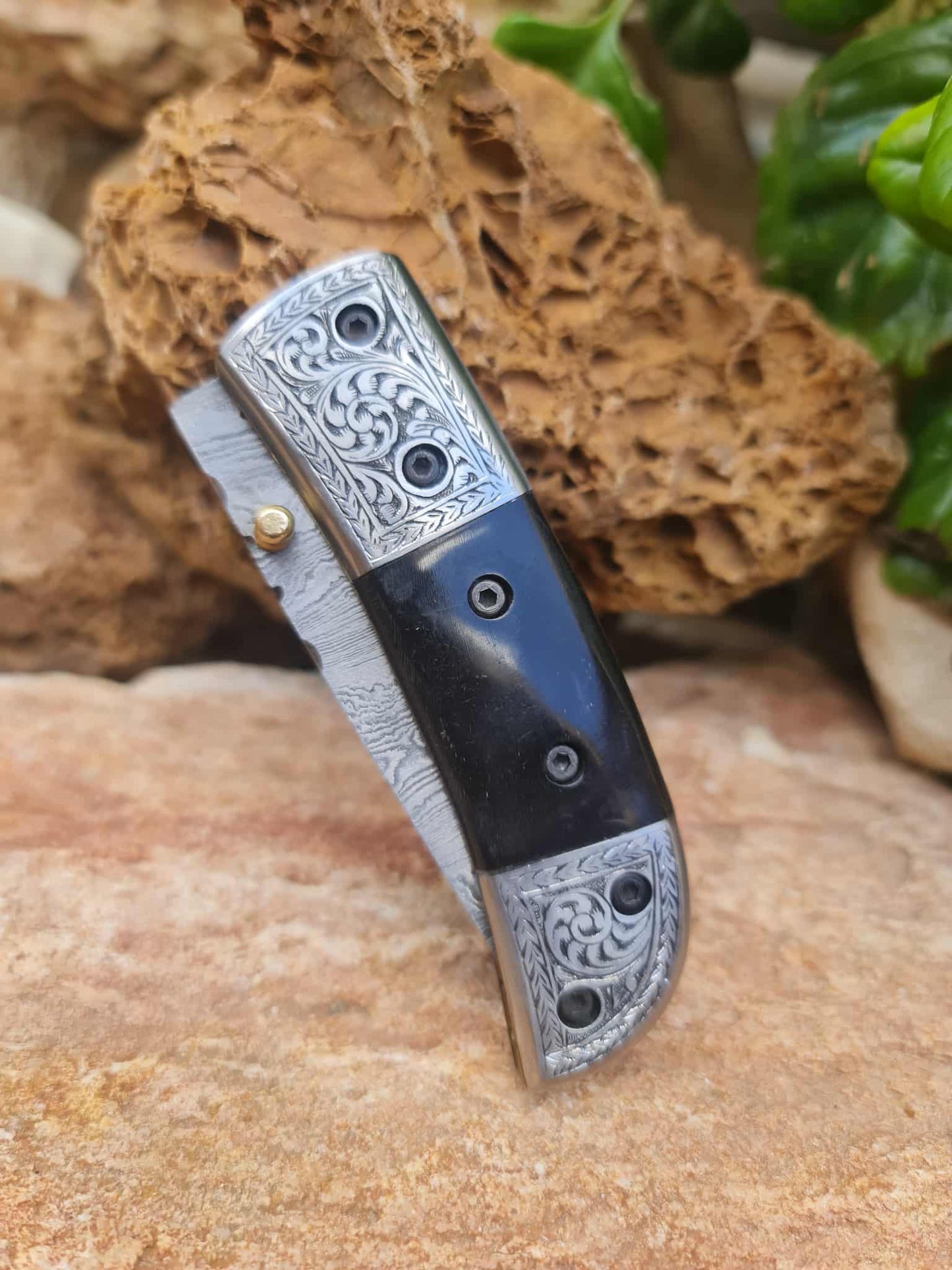 Handmade Limited Edition with Serial Number 18cm Knife with 420 Stainless Steel with Master Hand-Engraved - Buffalo Horn & Damascus Steel