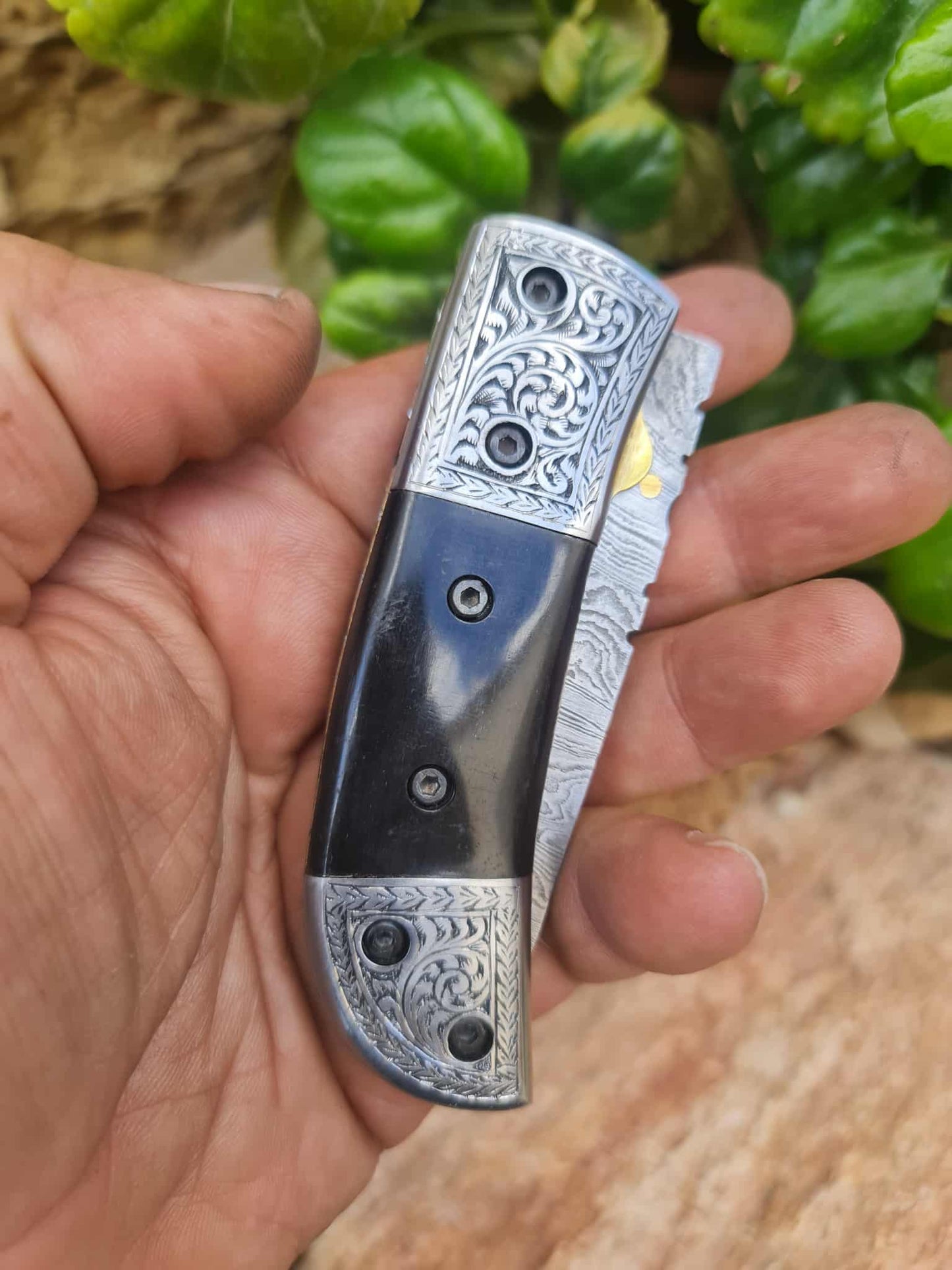 Handmade Limited Edition with Serial Number 18cm Knife with 420 Stainless Steel with Master Hand-Engraved - Buffalo Horn & Damascus Steel