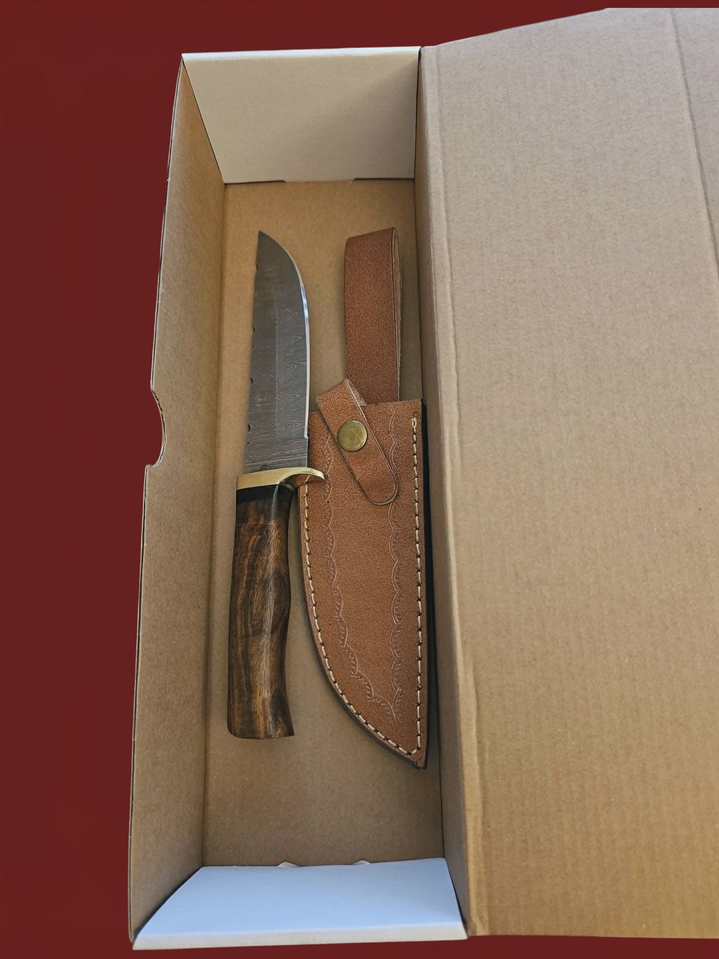 R049 Classic Hunting Knife - Damascus Steel & Wood