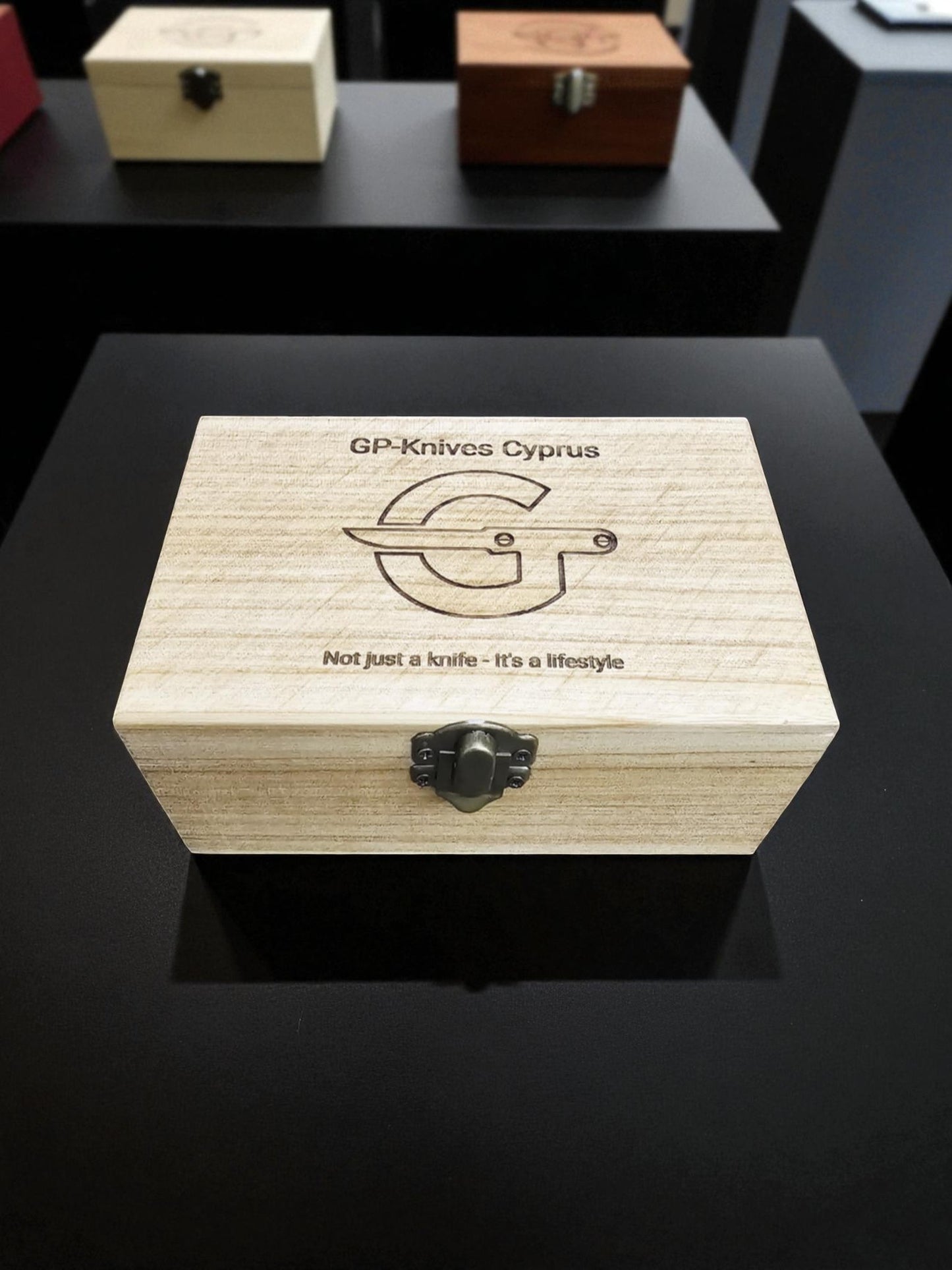 B138G – Handmade Pocket Knife + Wooden Gift Box