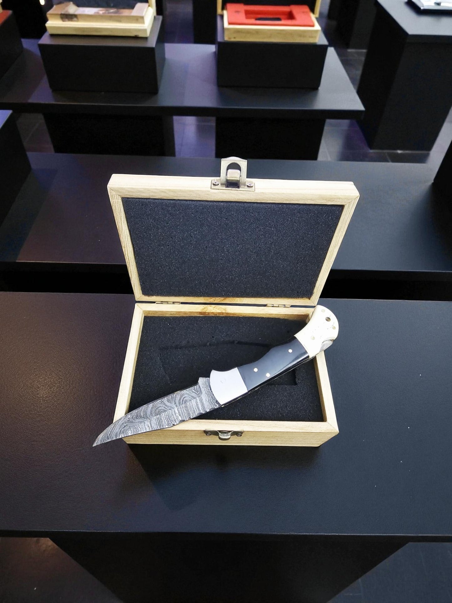 B138G – Handmade Pocket Knife + Wooden Gift Box