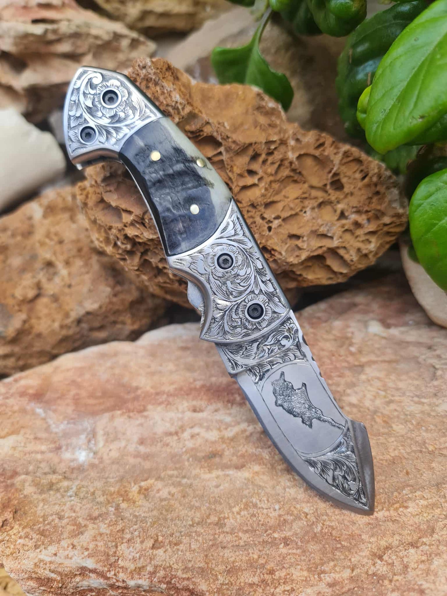 Handmade Limited Edition with Serial Number 18cm Knife with 420 Stainless Steel with Master Hand-Engraved Artistic Micro-Design & Asian Mouflon Horn