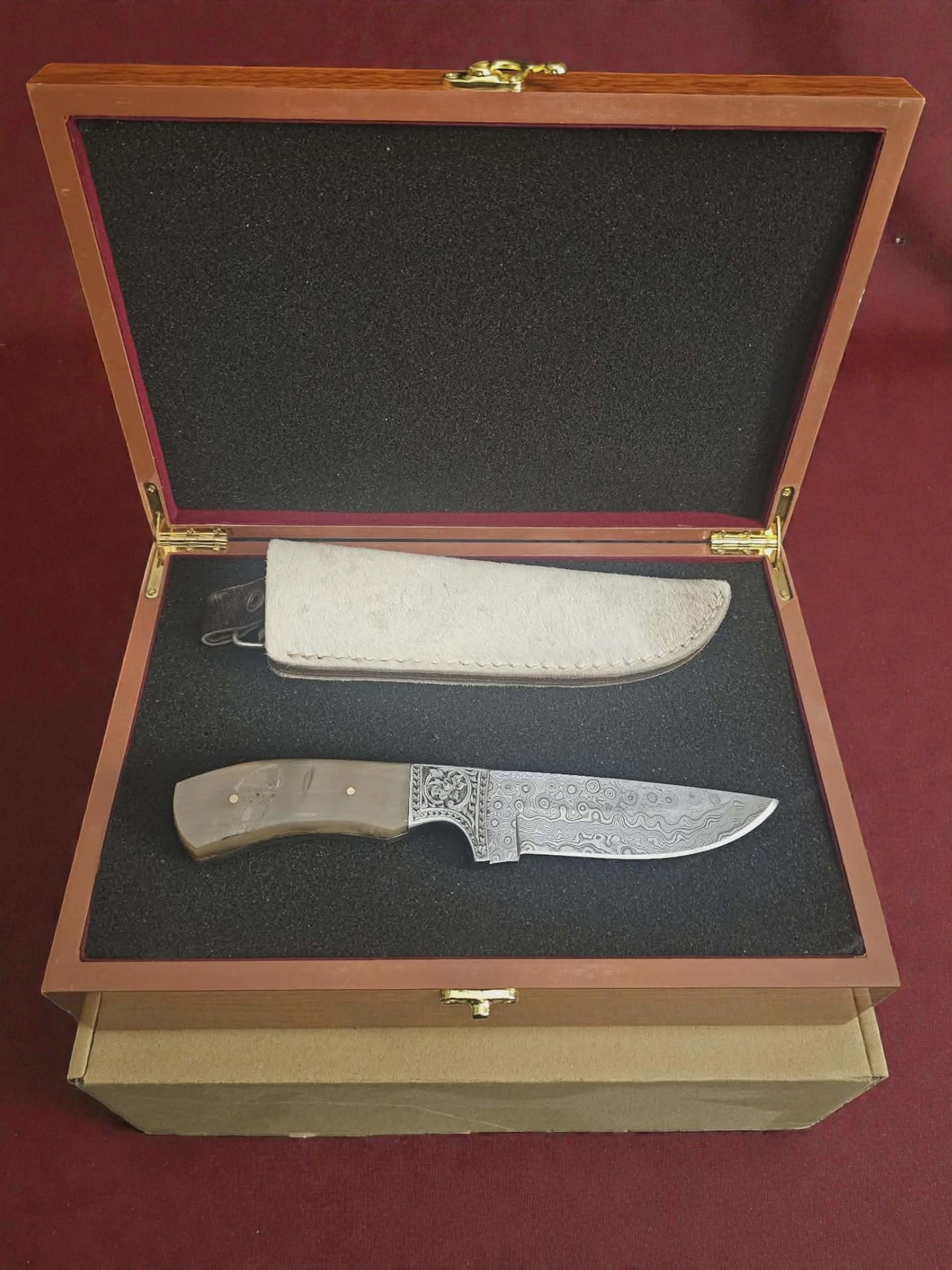 R014 - Χειροποίητο Hunting Knife από Δαμασκηνό ατσάλι & Γυαλισμένο κέρατο κριαριού