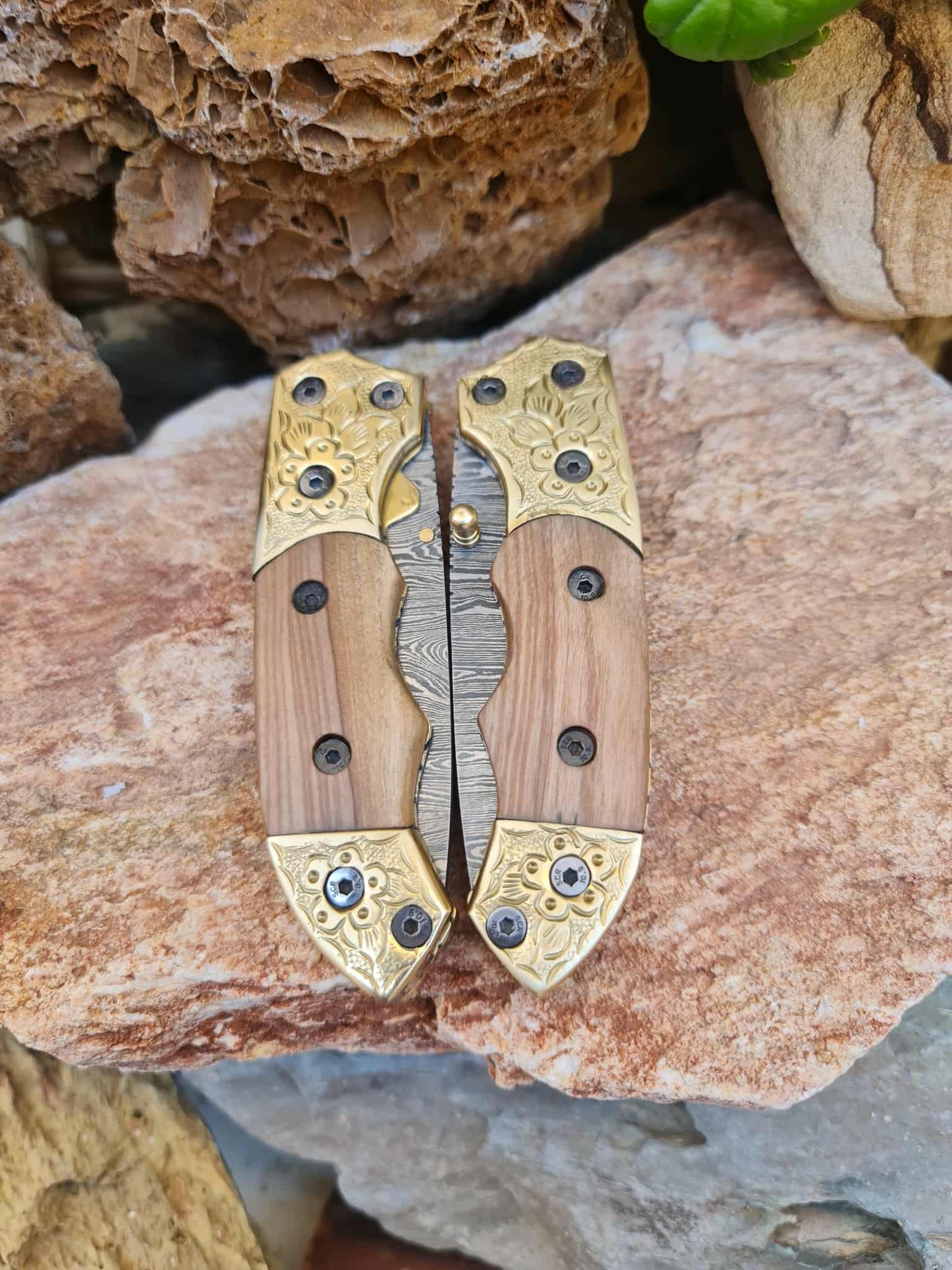 Handmade Limited Edition with Serial Number 19cm Knife with Damascus Steel - Olive wood & Hand Engraved Brass (Exclusive Knife with Serial Number)