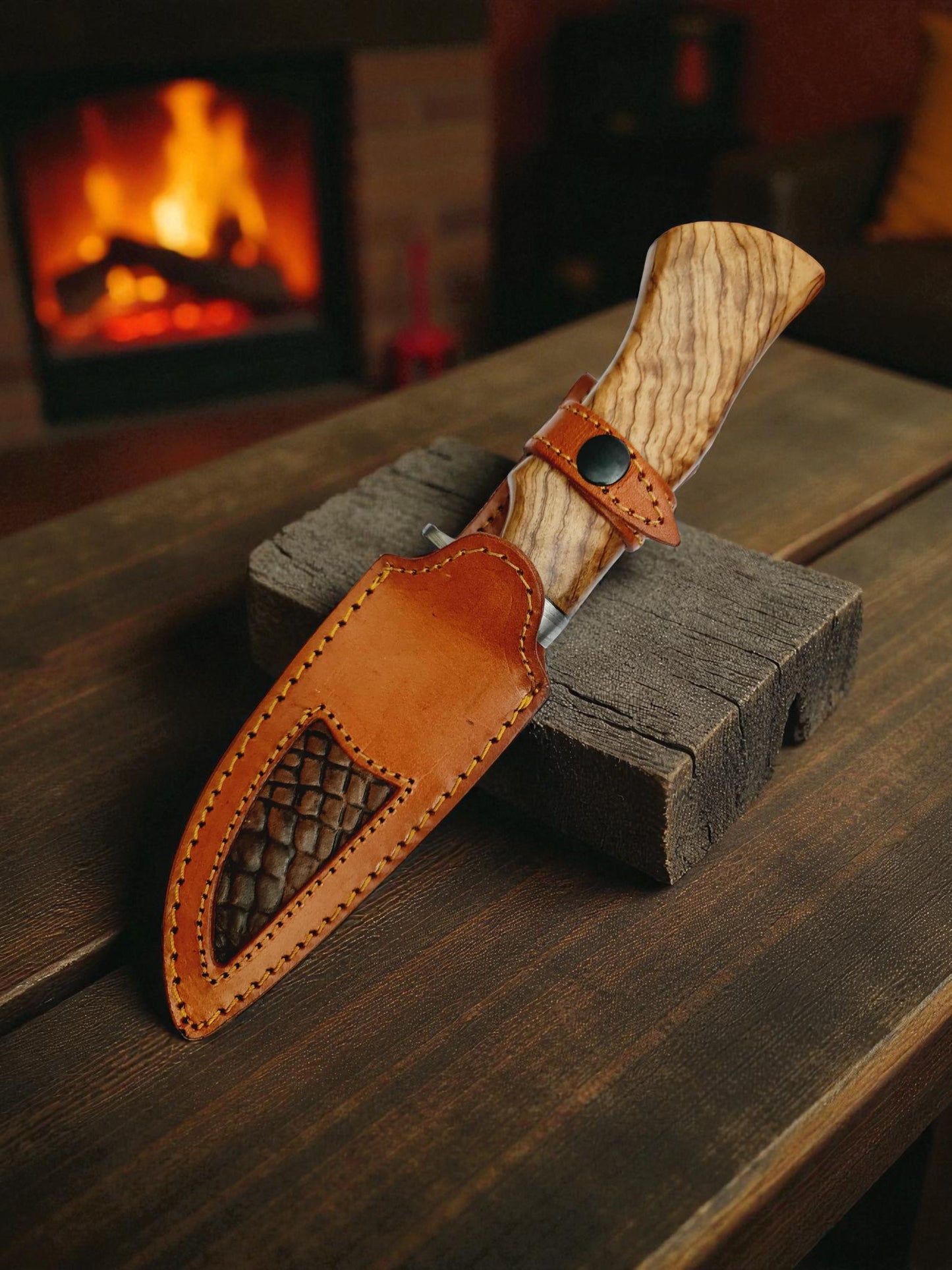 H123 Handmade Hunting Knife - Feather Damascus Steel & Olive wood