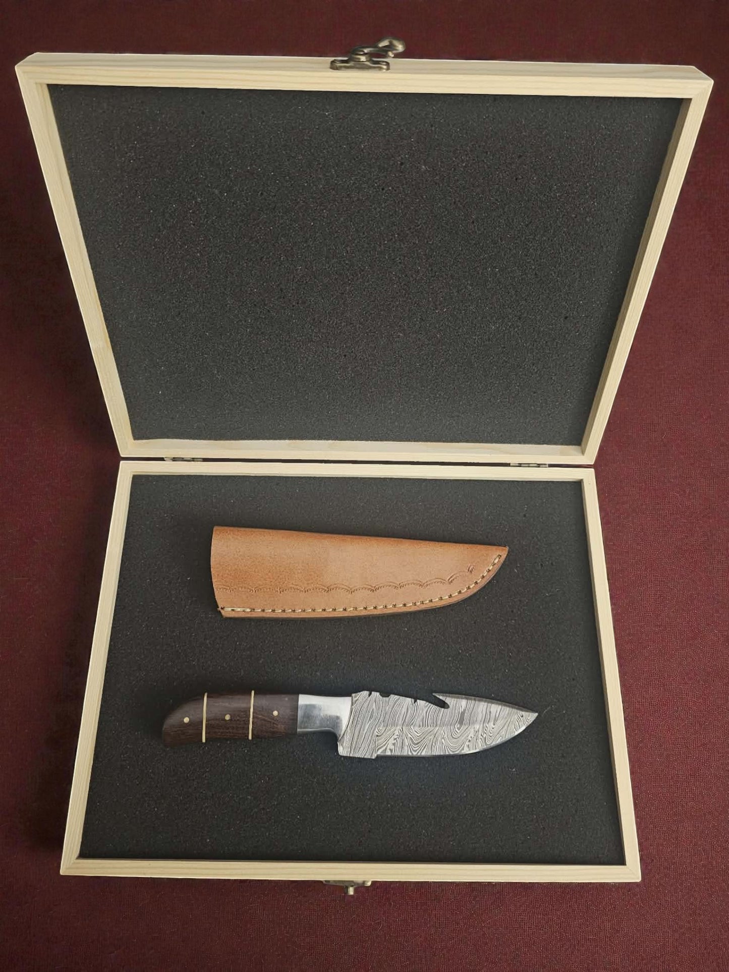 R013 - Χειροποίητο Gut hook από Δαμασκηνό ατσάλι & Ξύλο καρυδιάς