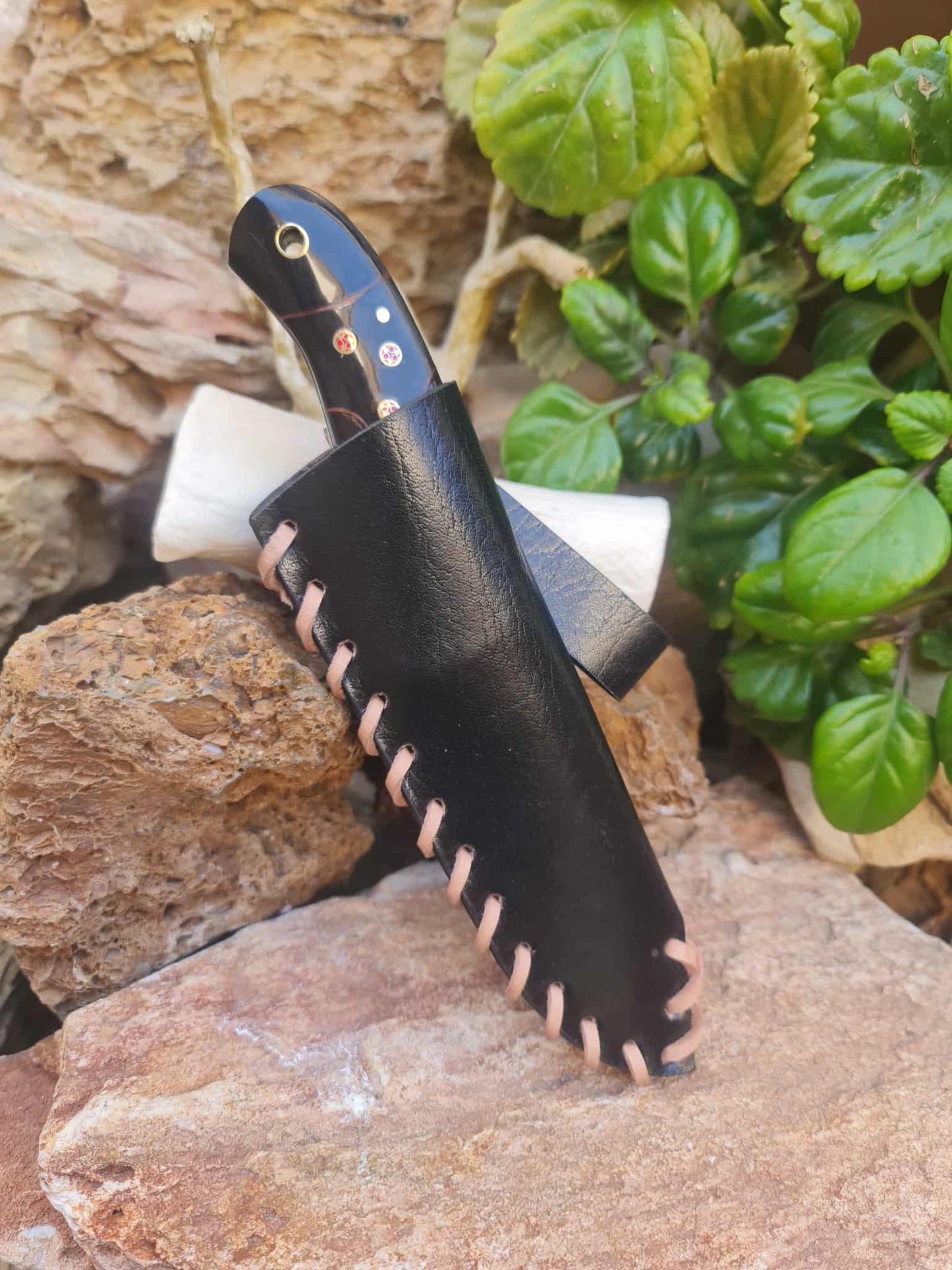 Handmade 21cm Hunting Knife with Raindrop Damascus Steel & Buffalo Horn