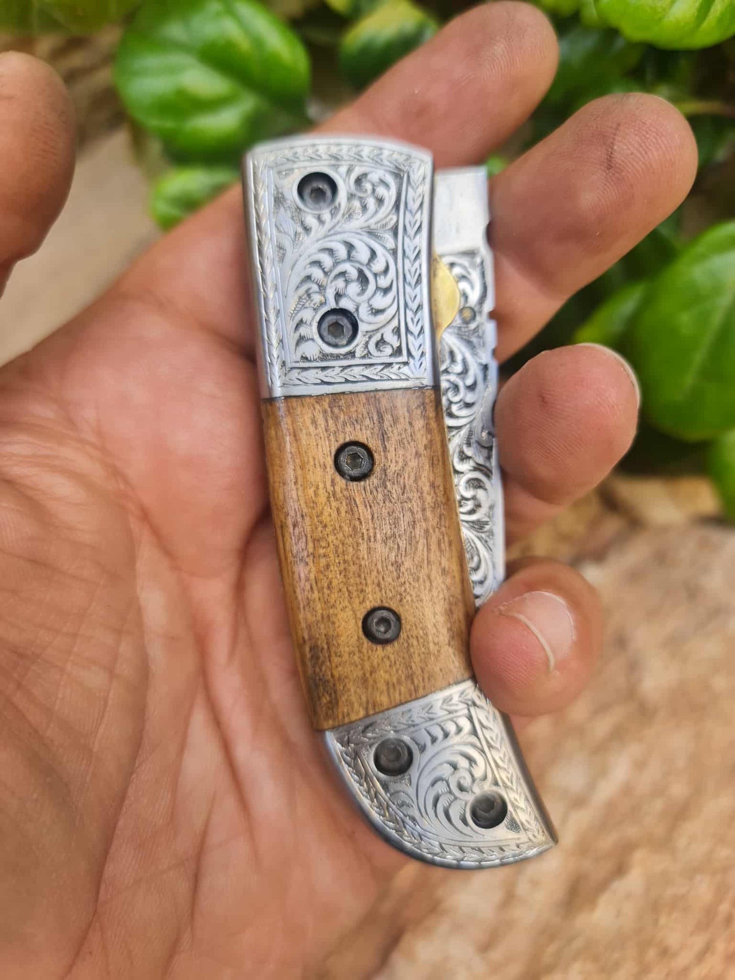 Handmade Limited Edition with Serial Number 18cm Knife with 420 Stainless Steel with Master Hand-Engraved & Olivewood