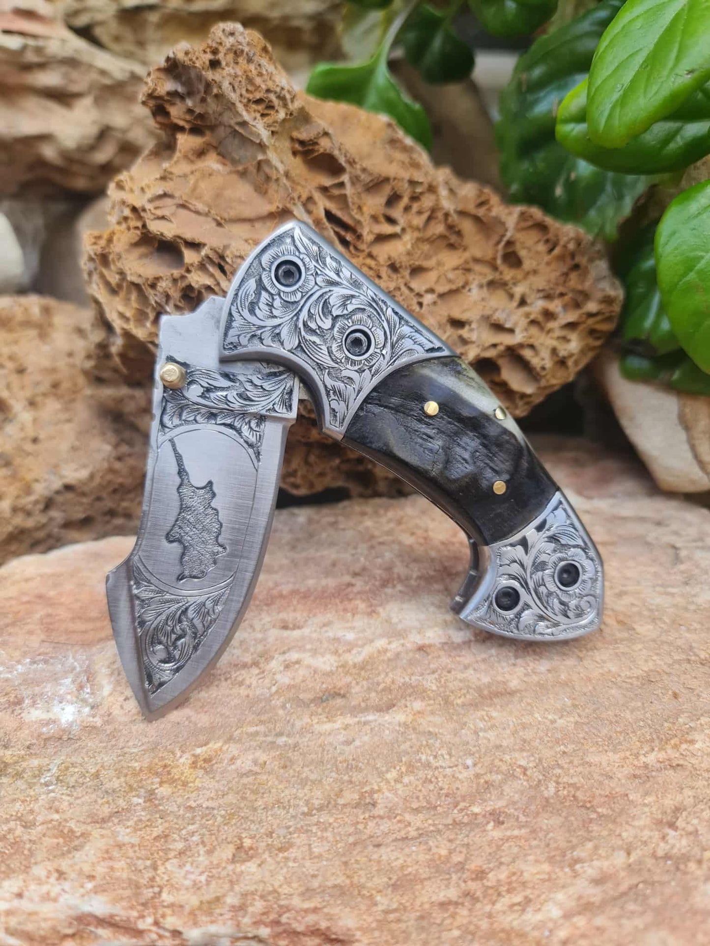 Handmade Limited Edition with Serial Number 18cm Knife with 420 Stainless Steel with Master Hand-Engraved Artistic Micro-Design & Asian Mouflon Horn