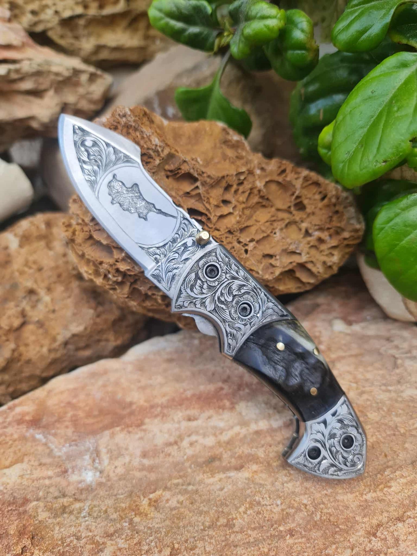 Handmade Limited Edition with Serial Number 18cm Knife with 420 Stainless Steel with Master Hand-Engraved Artistic Micro-Design & Asian Mouflon Horn