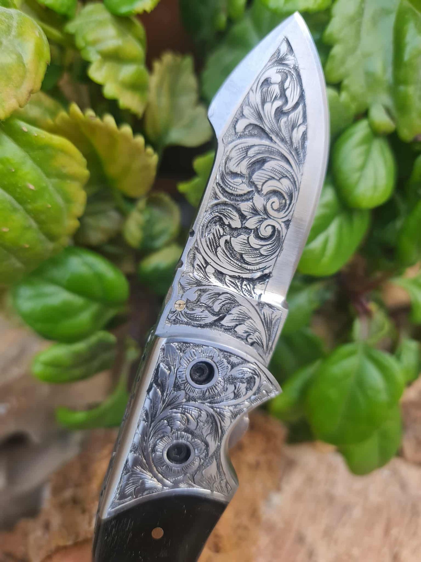 Handmade Limited Edition with Serial Number 18cm Knife with 420 Stainless Steel with Master Hand-Engraved & Buffalo Horn
