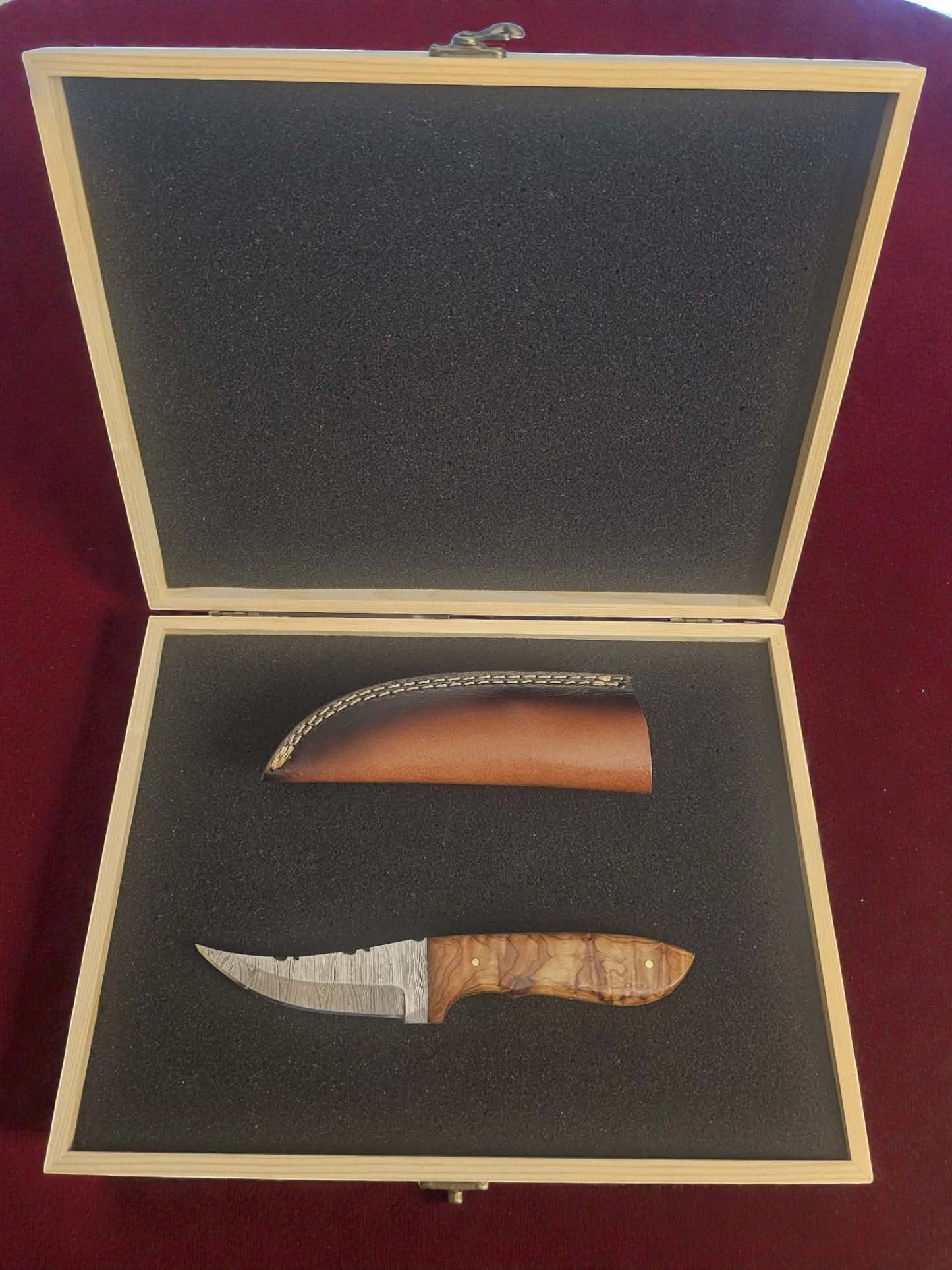 R008 - Χειροποίητο Custom Hunting-Skinner από Δαμασκηνό ατσάλι & Ξύλο ελιάς