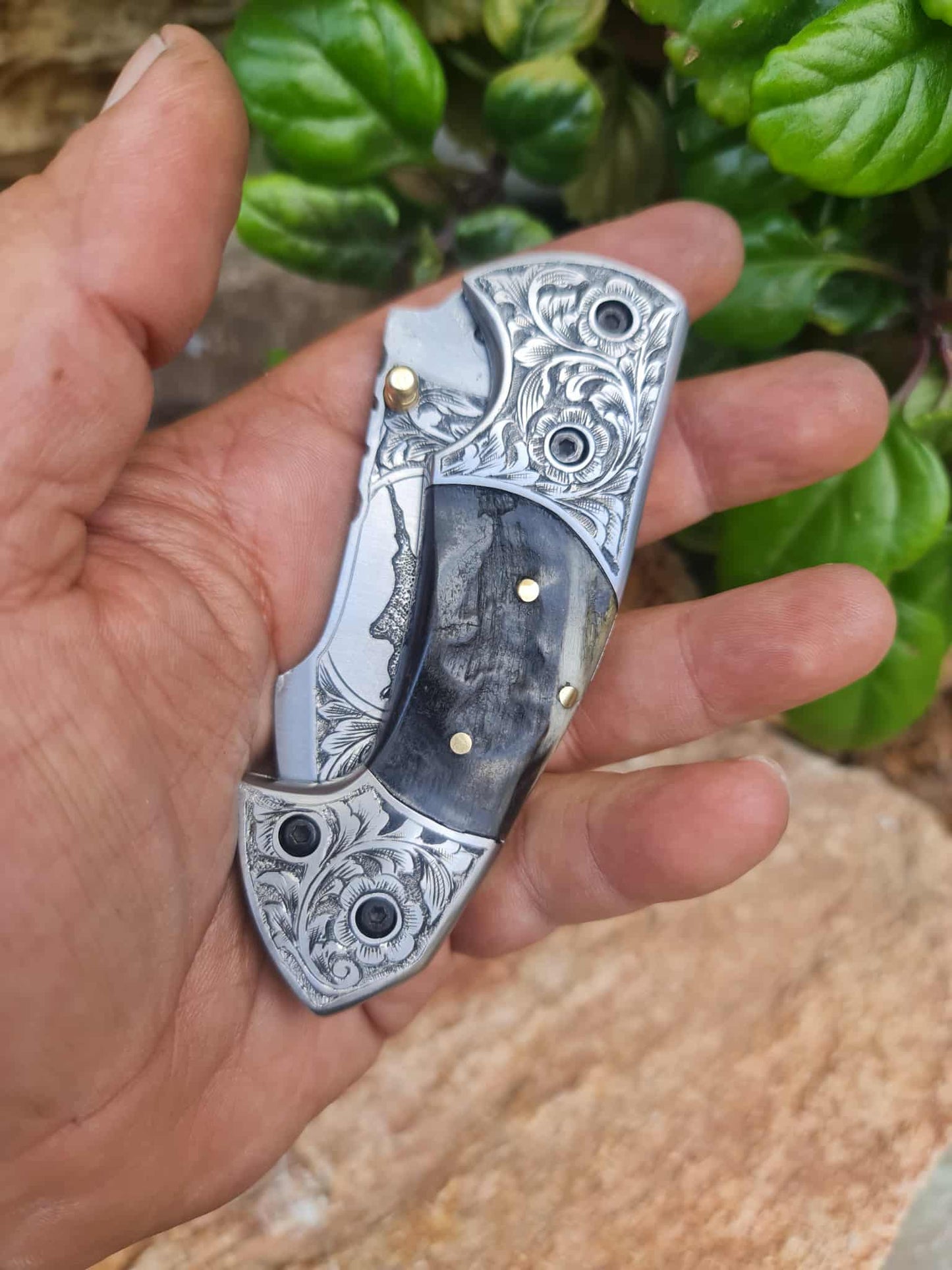 Handmade Limited Edition with Serial Number 18cm Knife with 420 Stainless Steel with Master Hand-Engraved Artistic Micro-Design & Asian Mouflon Horn