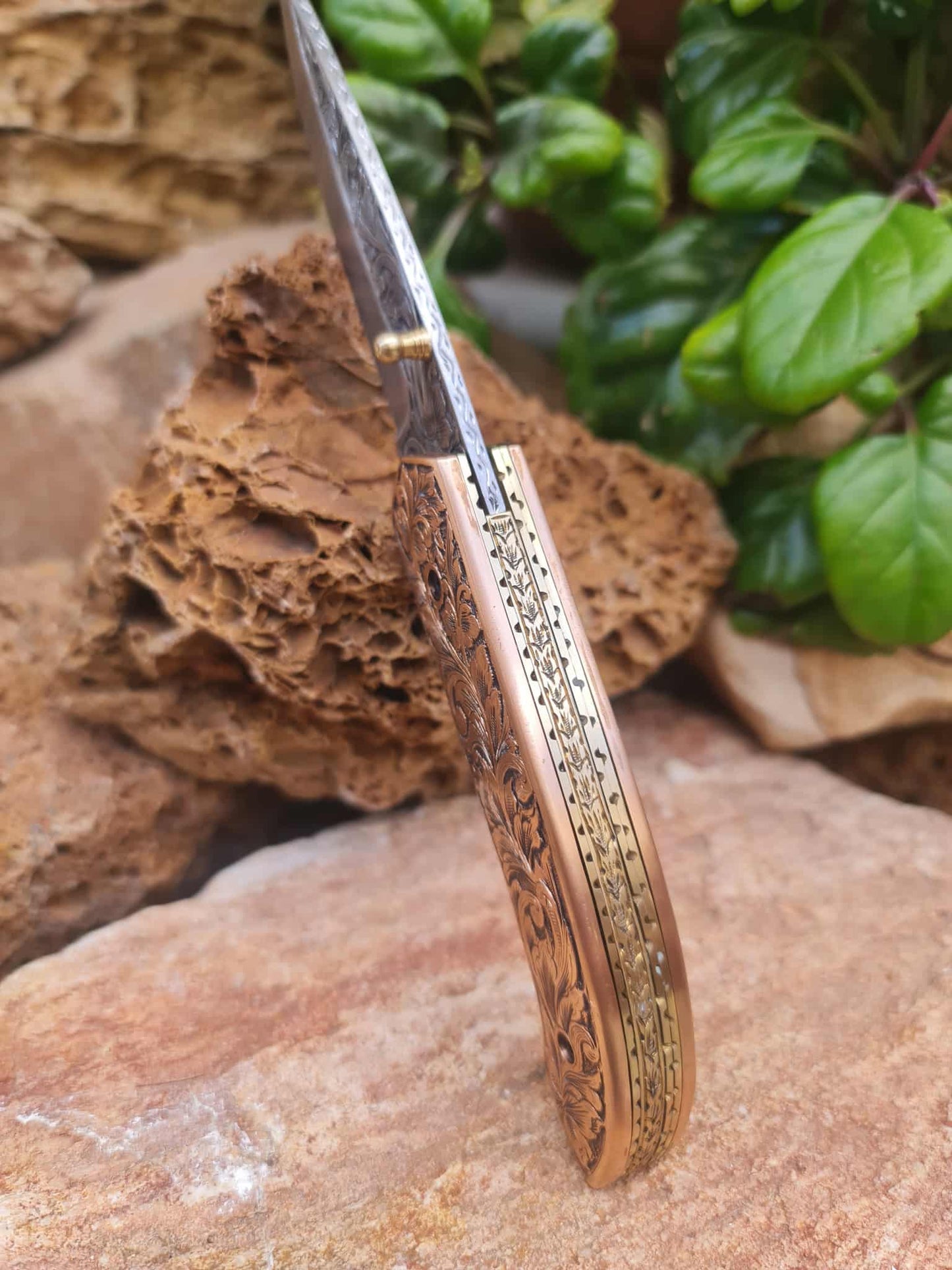 Handmade Limited Edition with Serial Number 21cm Knife with 420 Stainless Steel with Master Hand-Engraved & Cooper with Master Hand-Engraved