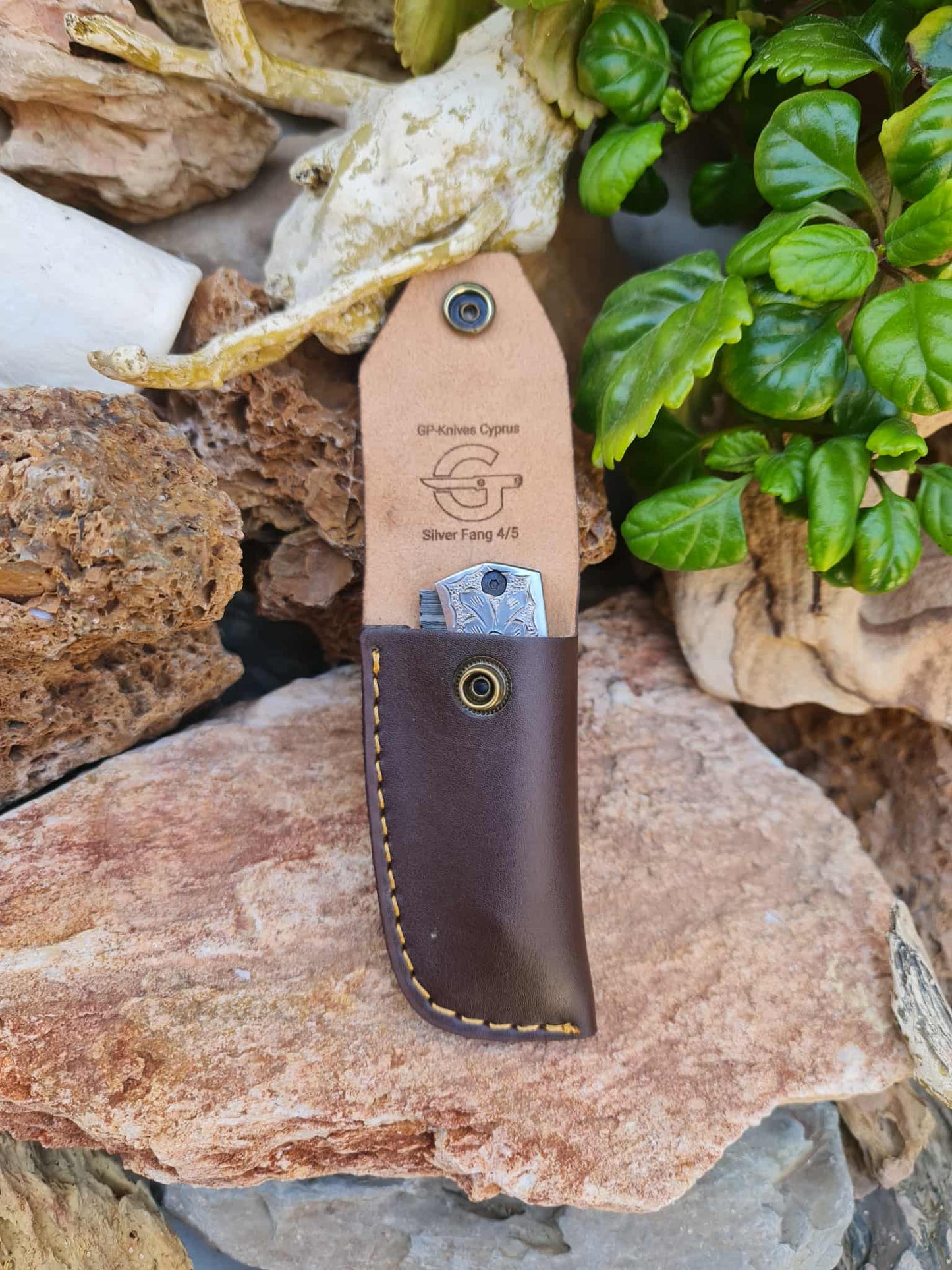 Handmade Limited Edition with Serial Number 18cm Knife with Damascus Steel & Asian Mouflon Horn (Exclusive Knife with Serial Number)